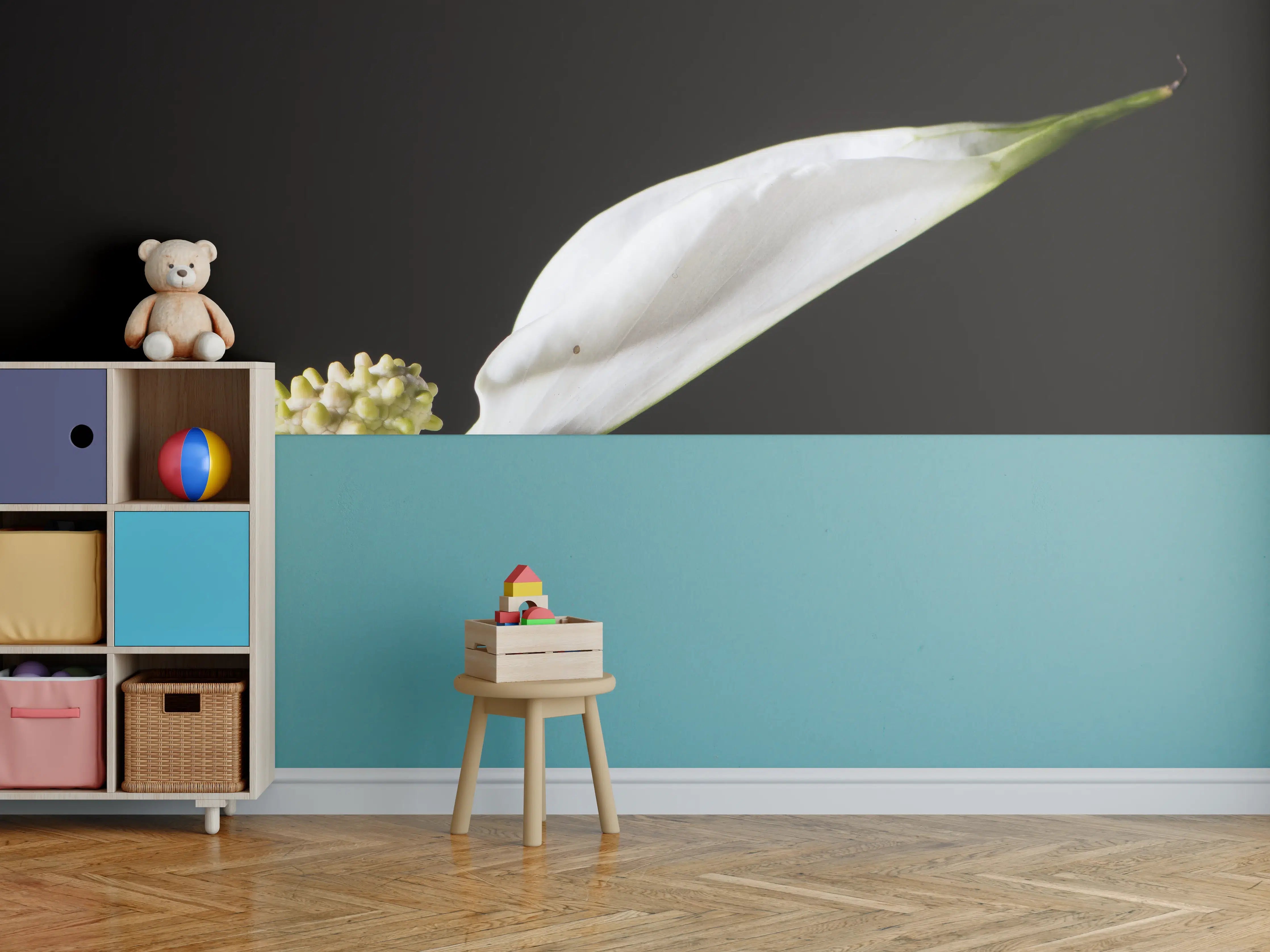 Kinderzimmer Wandgestaltung - Weiße Blume auf schwarzem Hintergrund