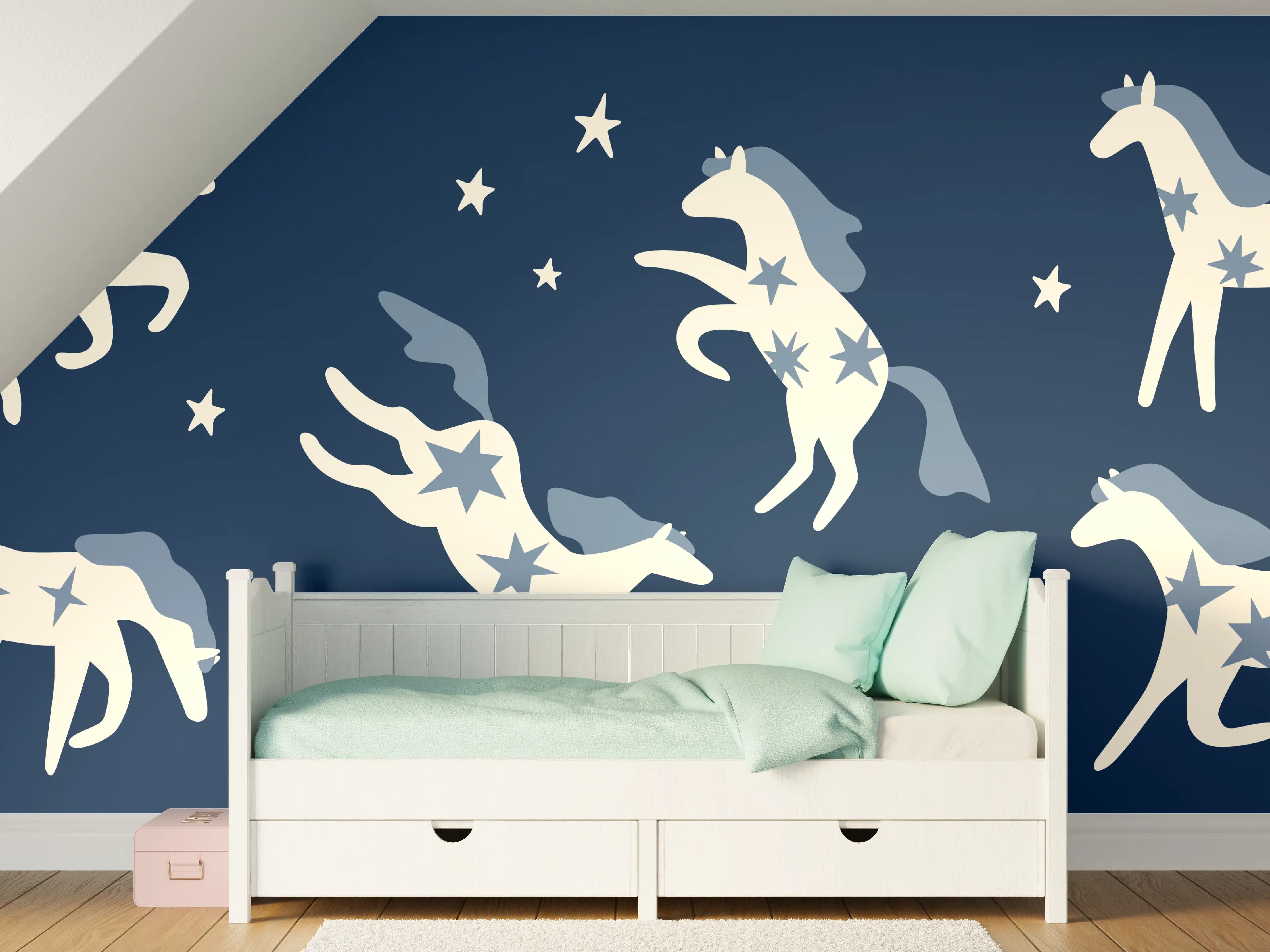 Kinderzimmer Wandgestaltung - Weiße Einhorn- und Sternen-Illustration auf dunklem Hintergrund