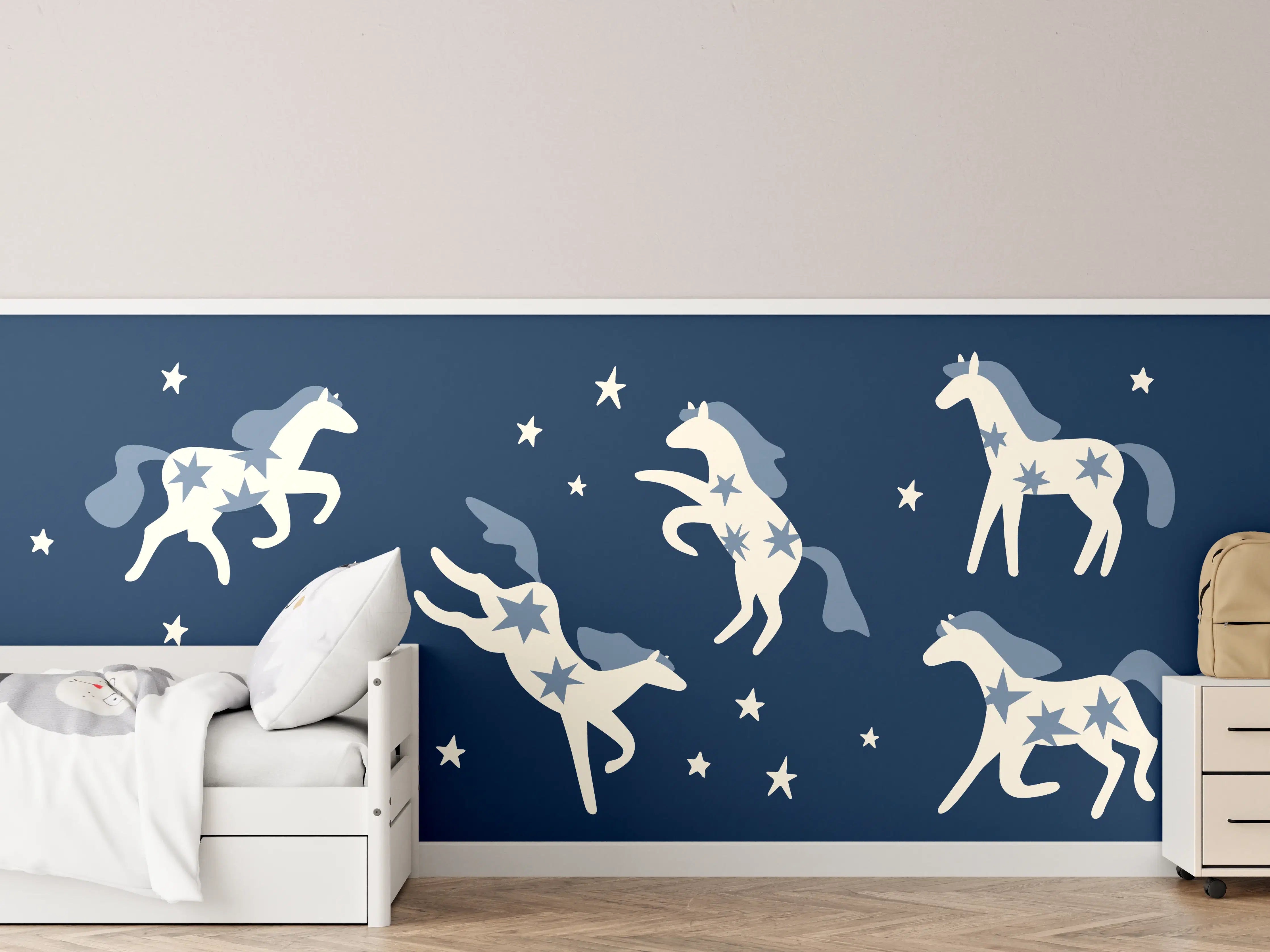 Kinderzimmer Wandgestaltung - Weiße Einhorn- und Sternen-Illustration auf dunklem Hintergrund