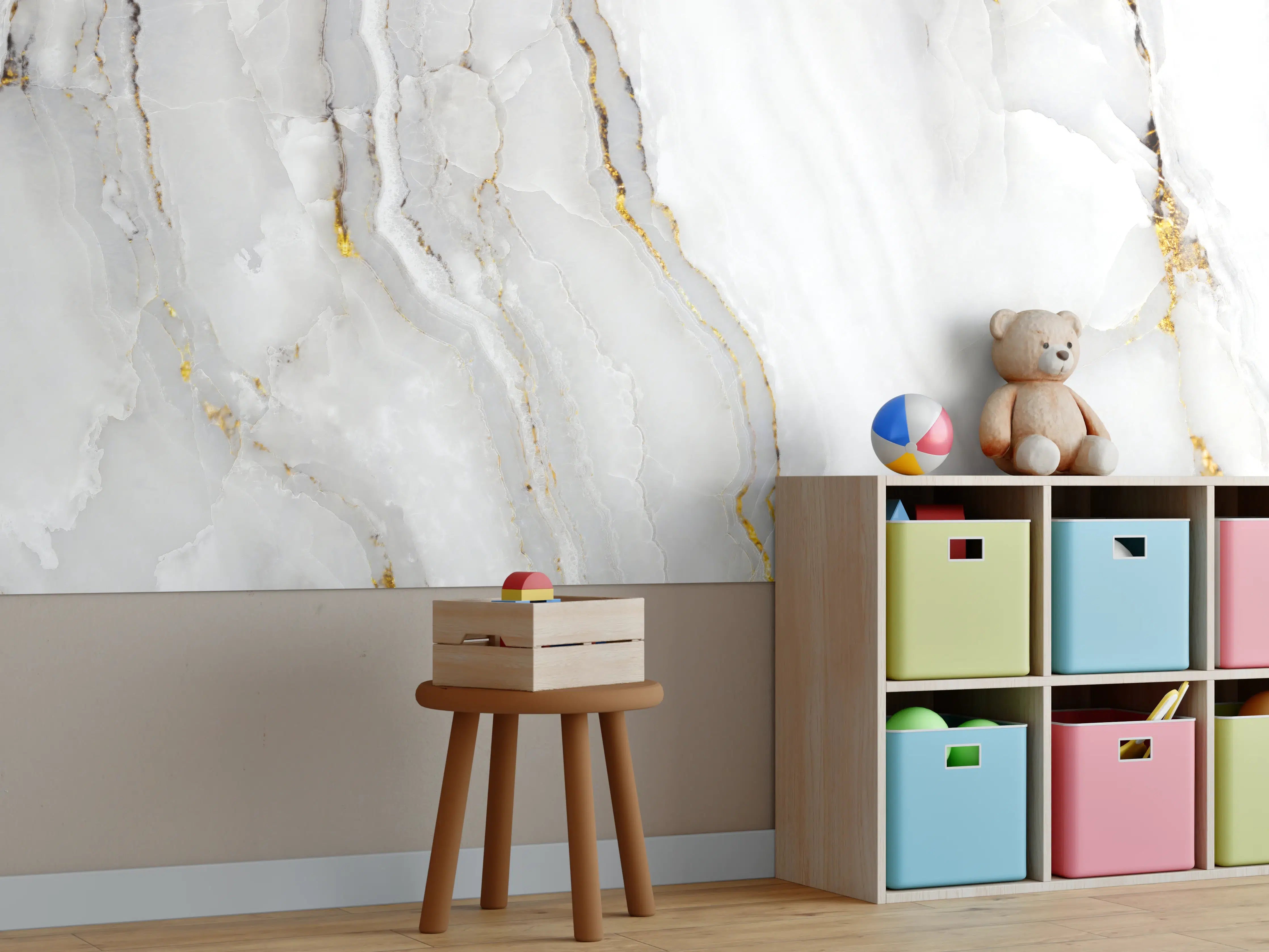 Kinderzimmer Wandgestaltung - Weiße Marmorstruktur mit goldenen Akzenten