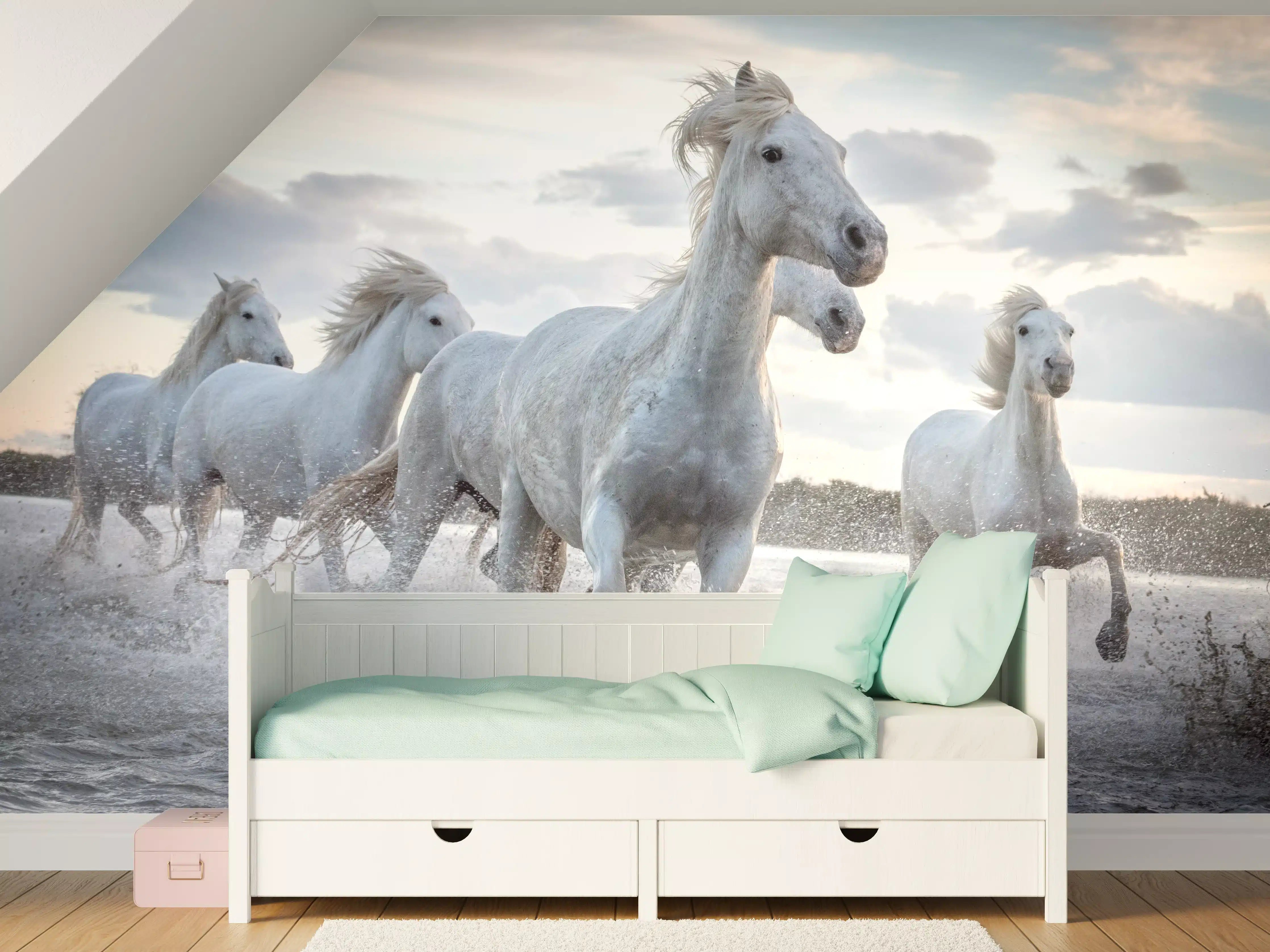 Kinderzimmer Wandgestaltung - Weiße Pferdegalopp am Strand bei Sonnenuntergang