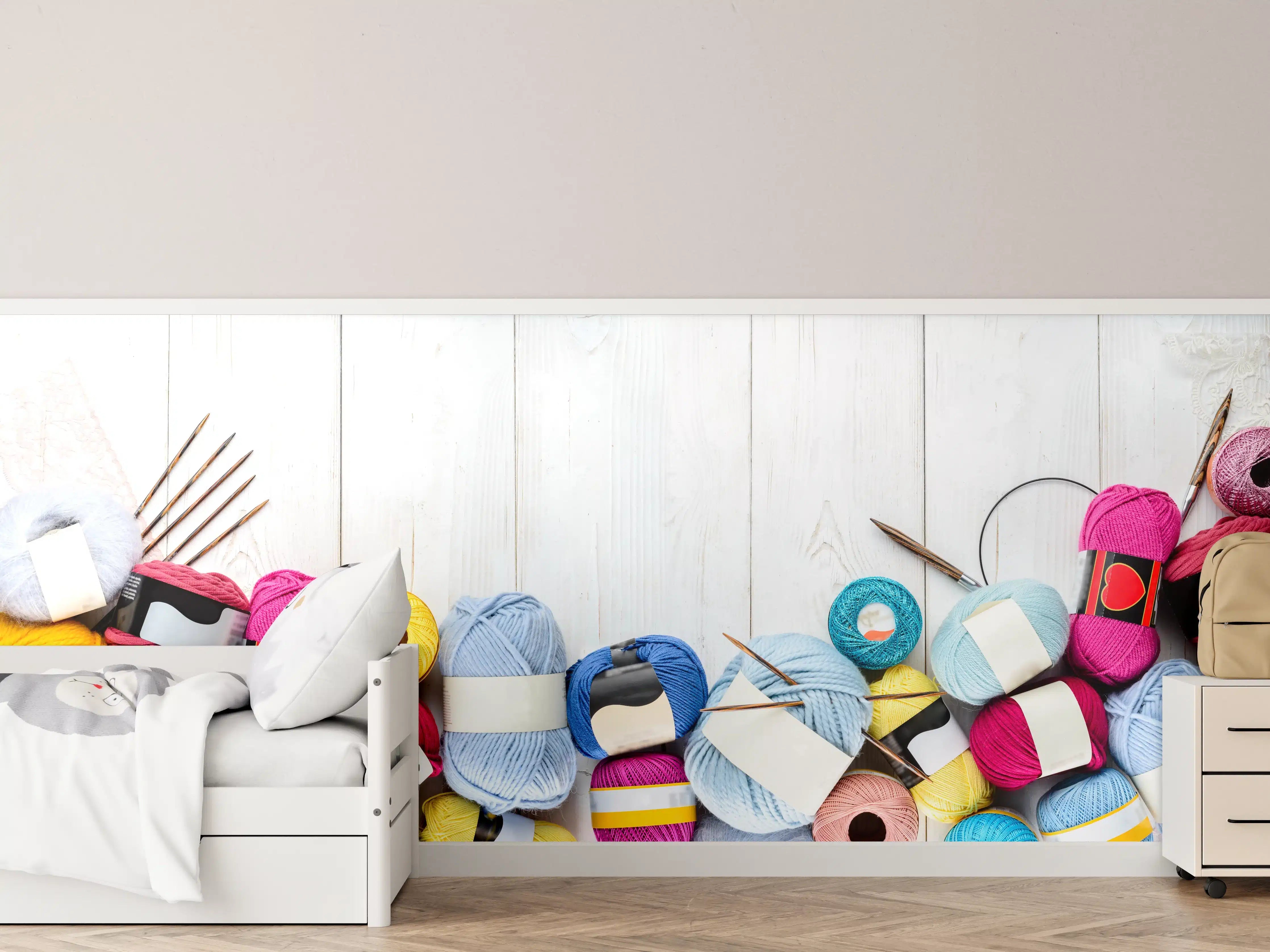 Kinderzimmer Wandgestaltung - Wolle und Stricknadeln auf Holzhintergrund