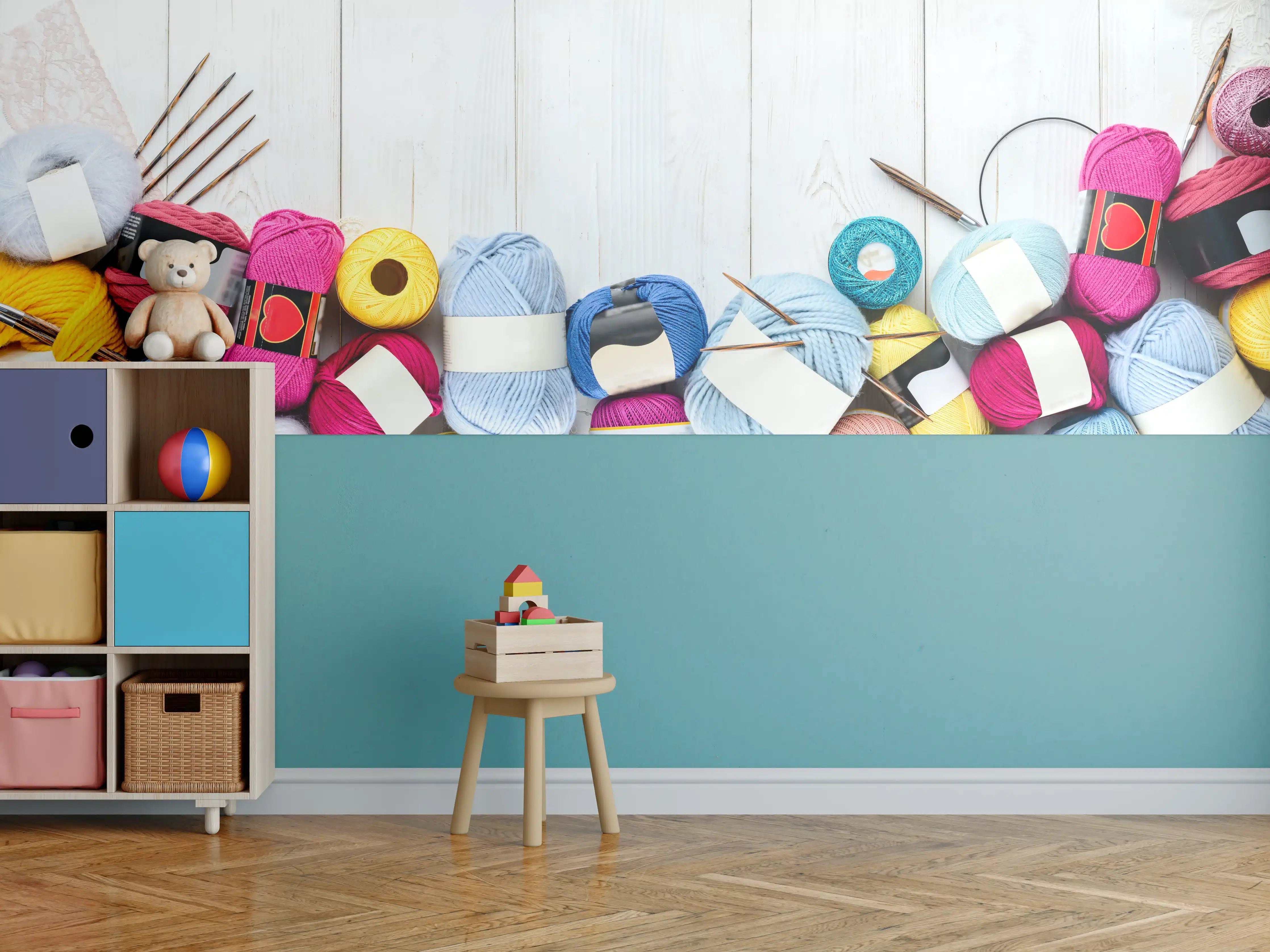 Kinderzimmer Wandgestaltung - Wolle und Stricknadeln auf Holzhintergrund