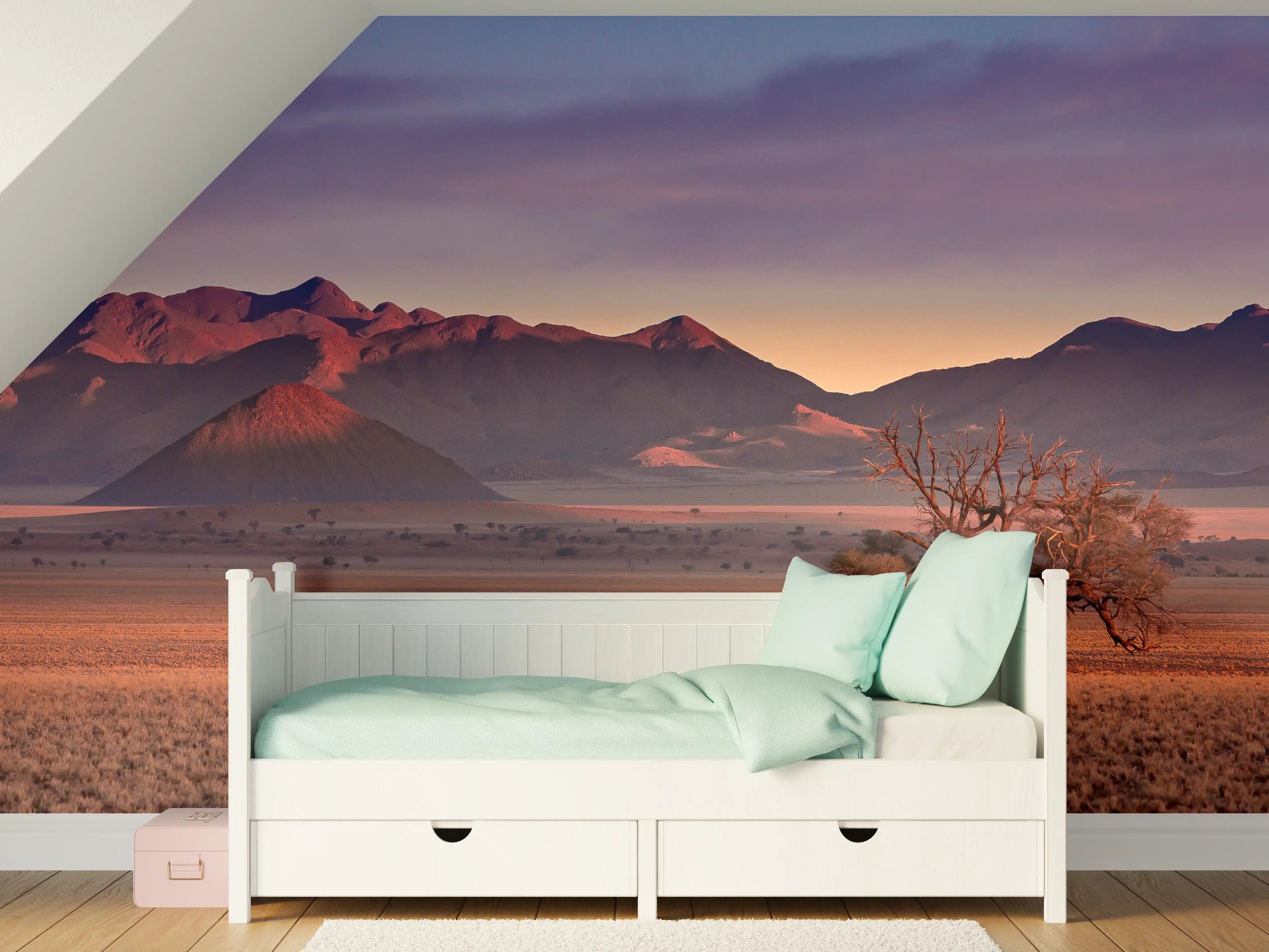 Kinderzimmer Wandgestaltung - Wüstenlandschaft mit einsamer Baumsilhouette bei Sonnenuntergang