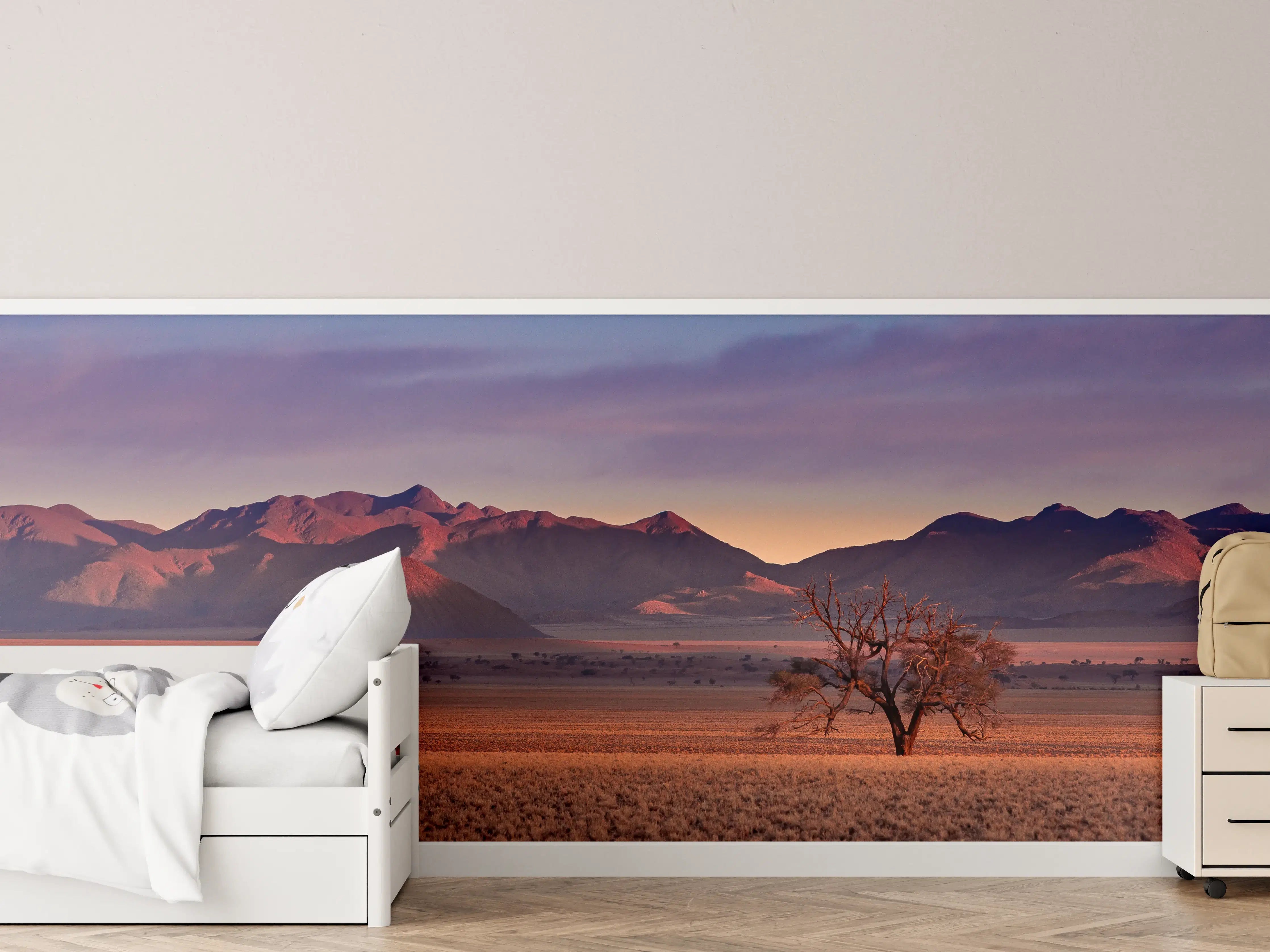 Kinderzimmer Wandgestaltung - Wüstenlandschaft mit einsamer Baumsilhouette bei Sonnenuntergang