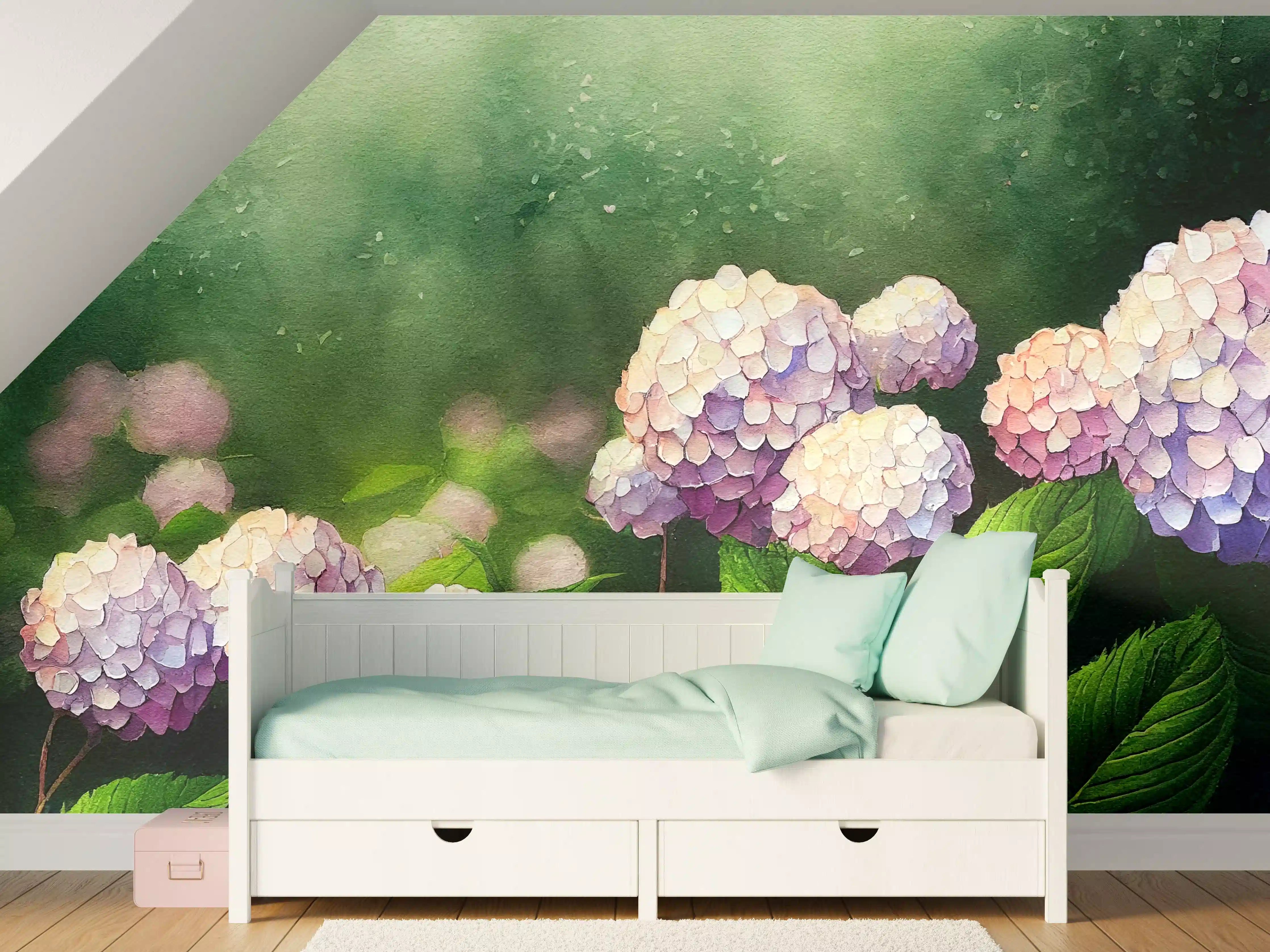 Kinderzimmer Wandgestaltung - Zarte Hortensien vor grünem Hintergrund