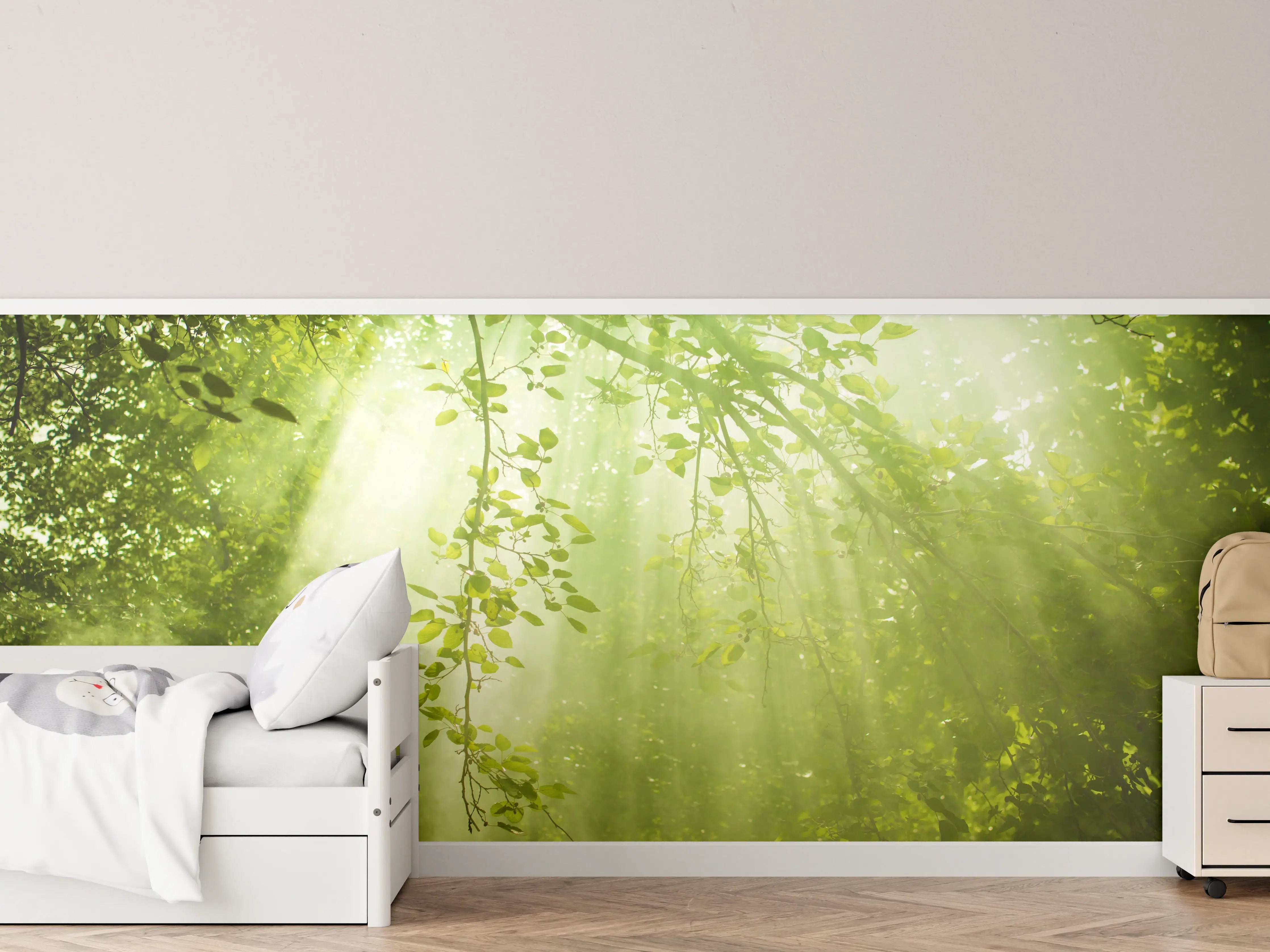 Kinderzimmer Wandgestaltung - mystischer Grüner Wald mit Sonnenstrahl