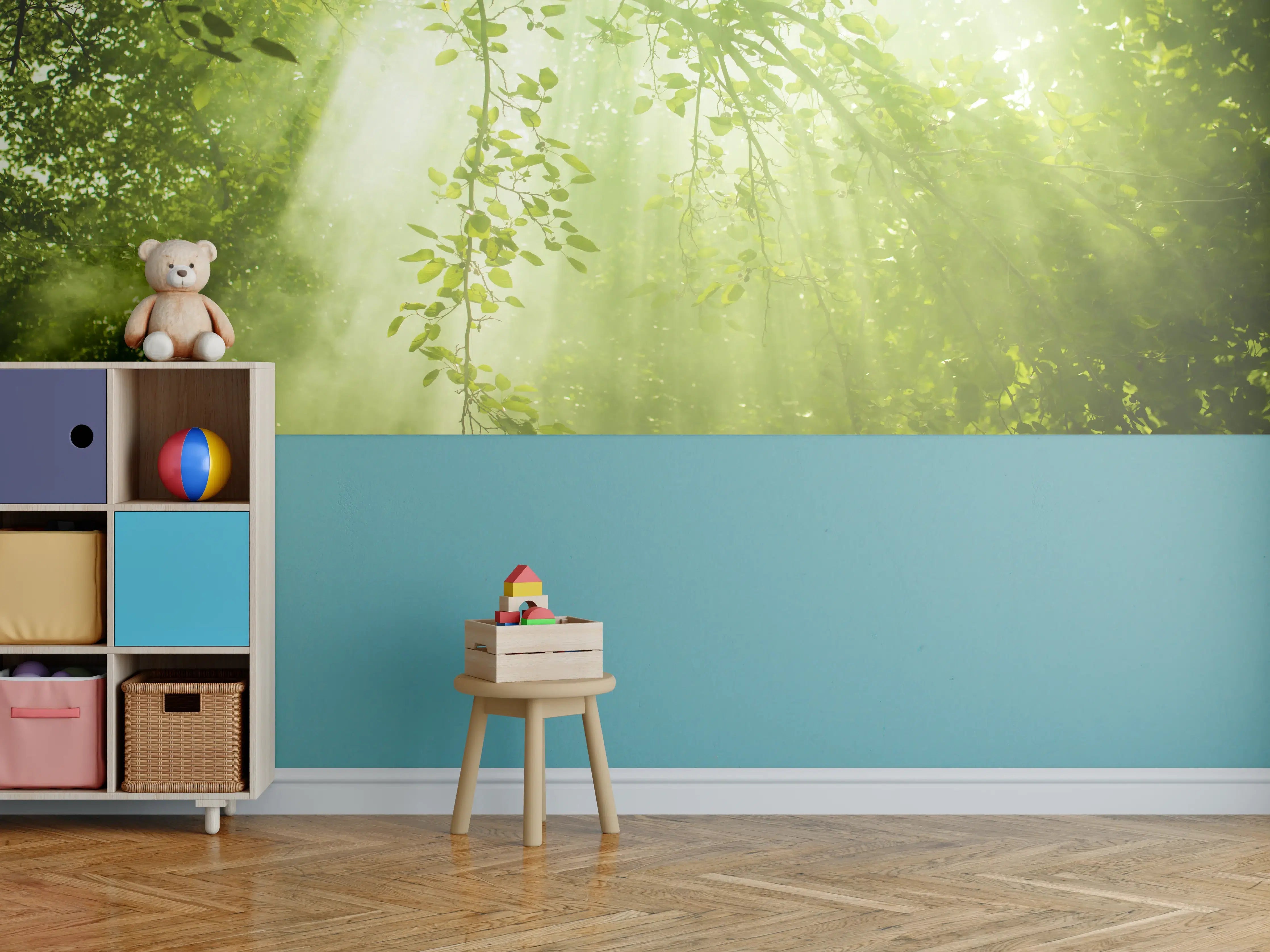 Kinderzimmer Wandgestaltung - mystischer Grüner Wald mit Sonnenstrahl