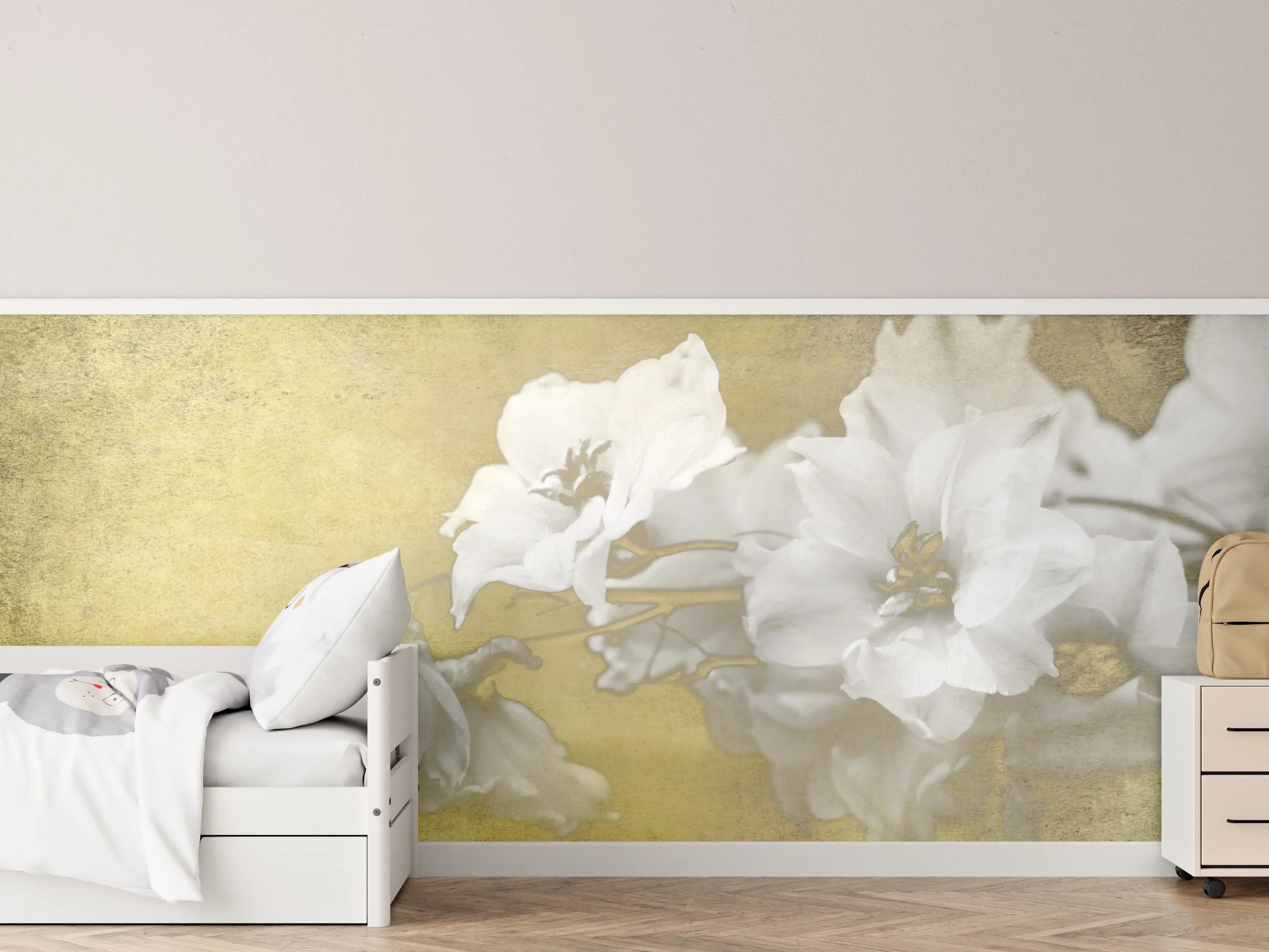 Kinderzimmer Wandgestaltung - weiße Blumen auf goldenem Hintergrund