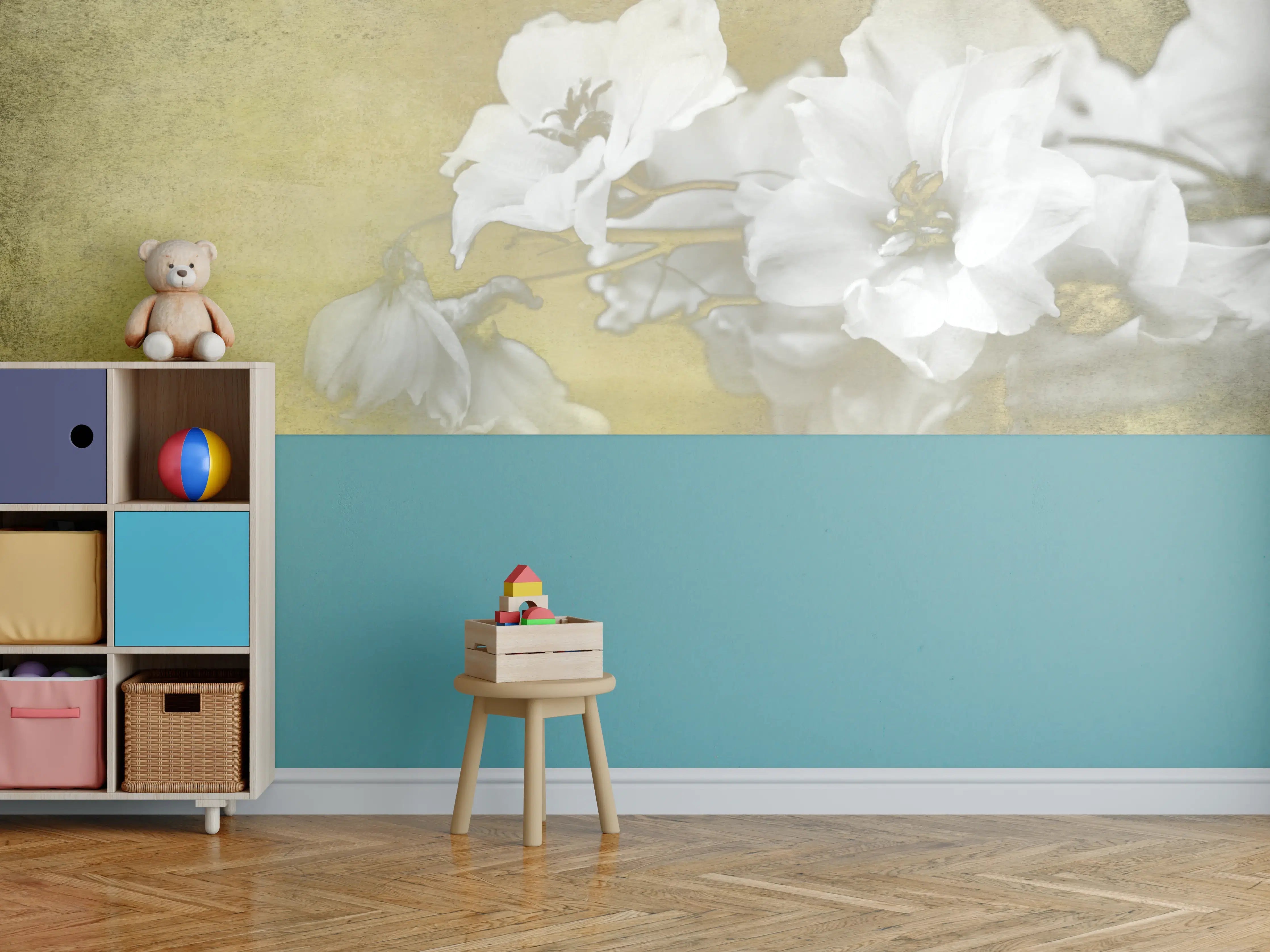 Kinderzimmer Wandgestaltung - weiße Blumen auf goldenem Hintergrund