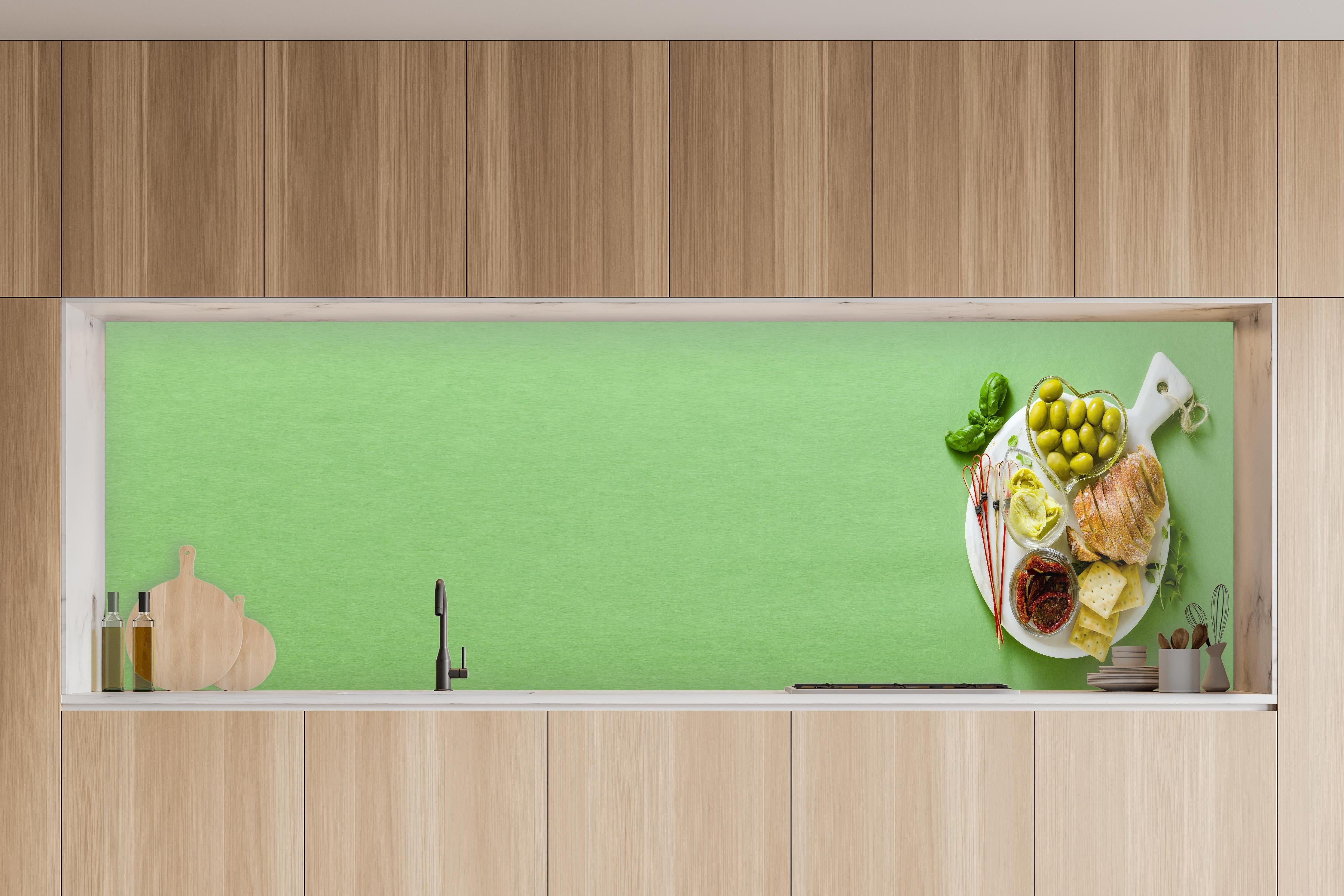 Küche - Grüne Küchenrückwand mit Oliven in charakteristischer Vollholz-Küche mit modernem Gasherd
