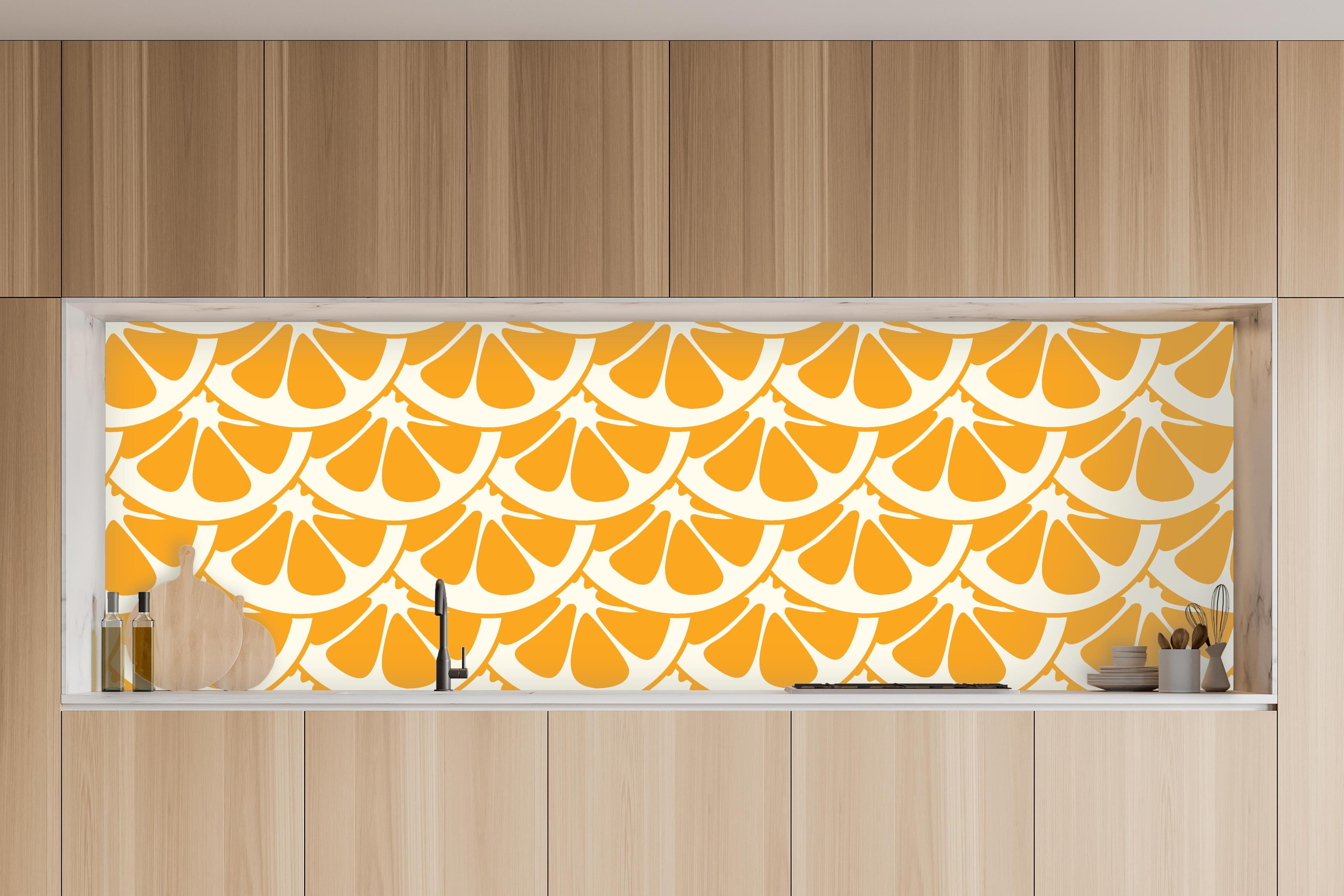 Küche - Orange Zitrus-Küchenrückwand in charakteristischer Vollholz-Küche mit modernem Gasherd