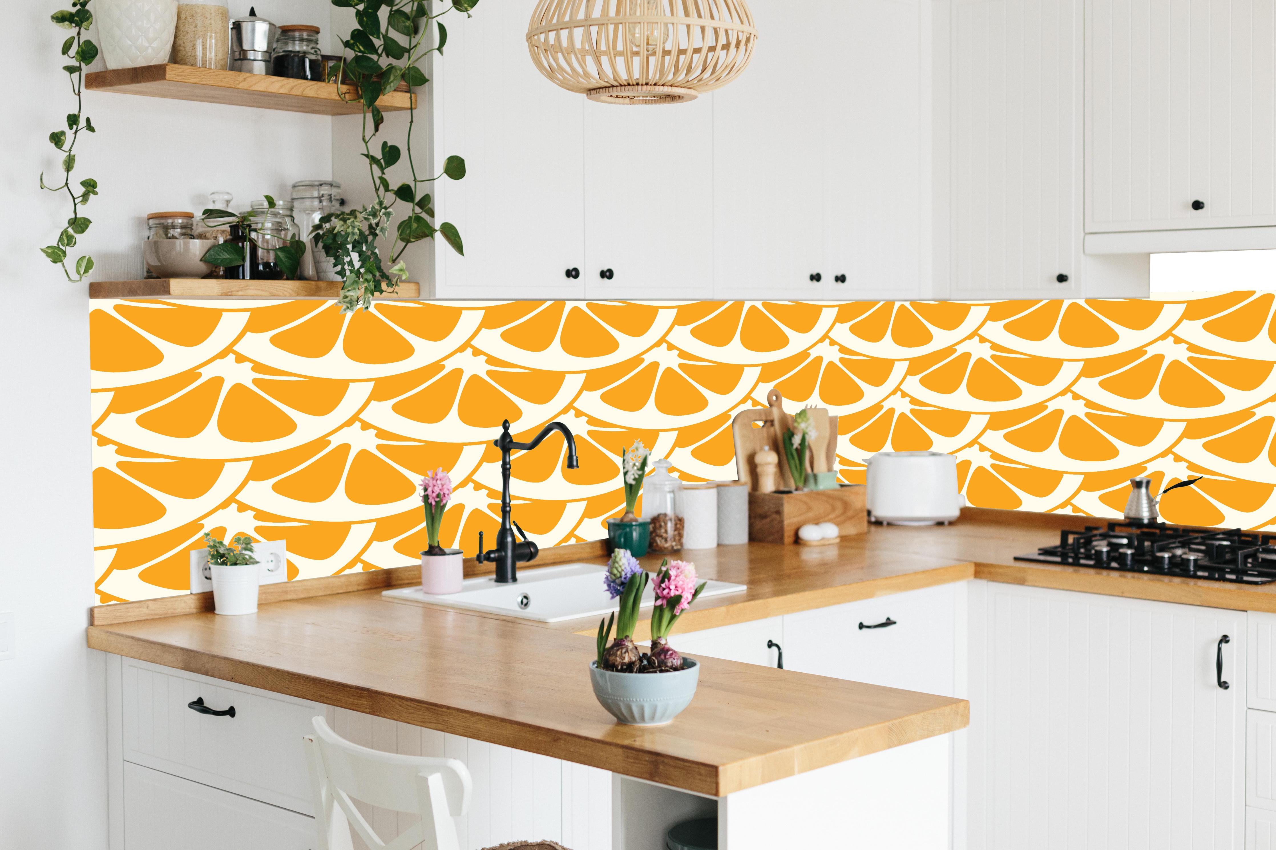 Küche - Orange Zitrus-Küchenrückwand in lebendiger Küche mit bunten Blumen