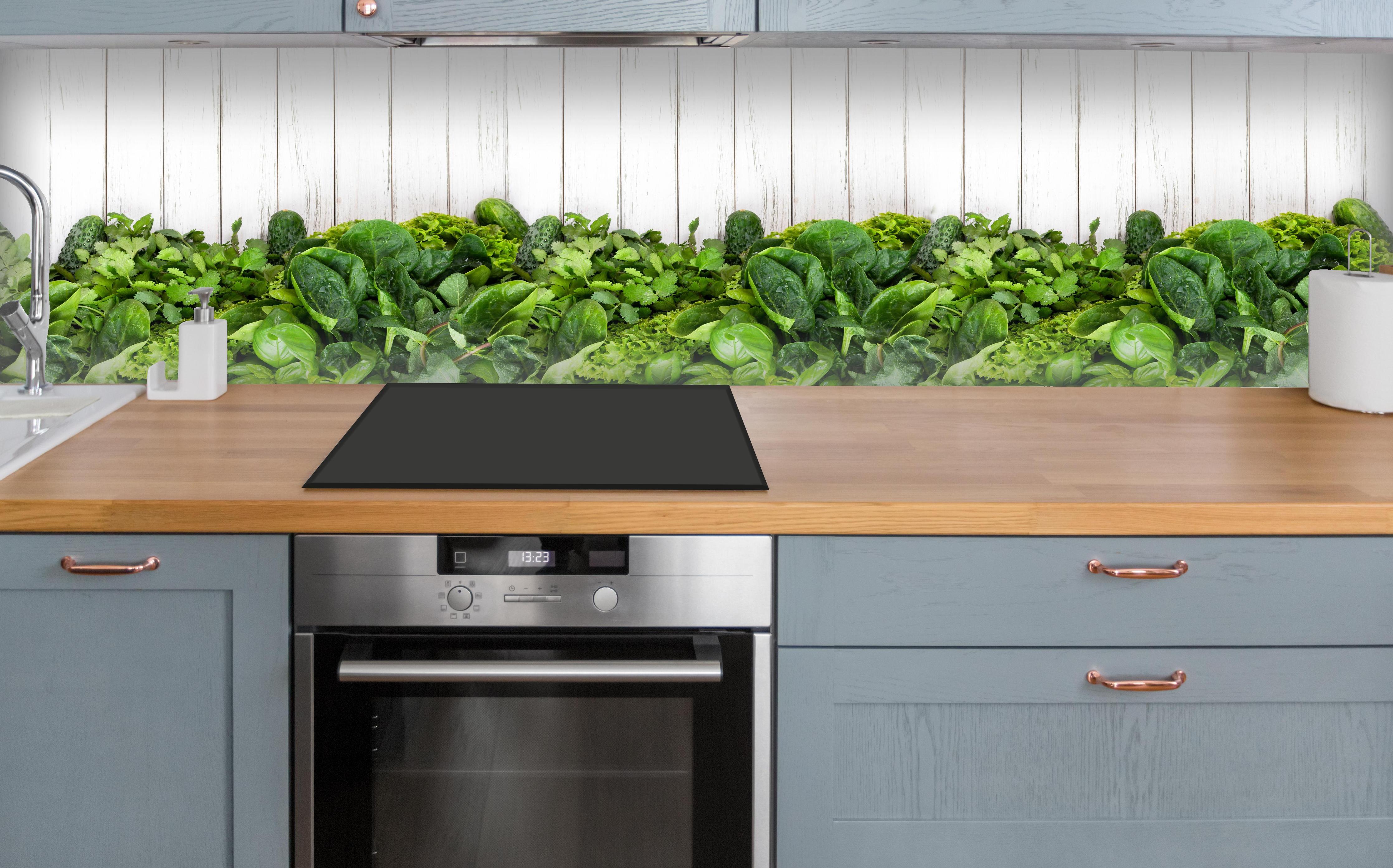 Küche - Weiß-Grün Kräuter Küchenrückwand über polierter Holzarbeitsplatte mit Cerankochfeld