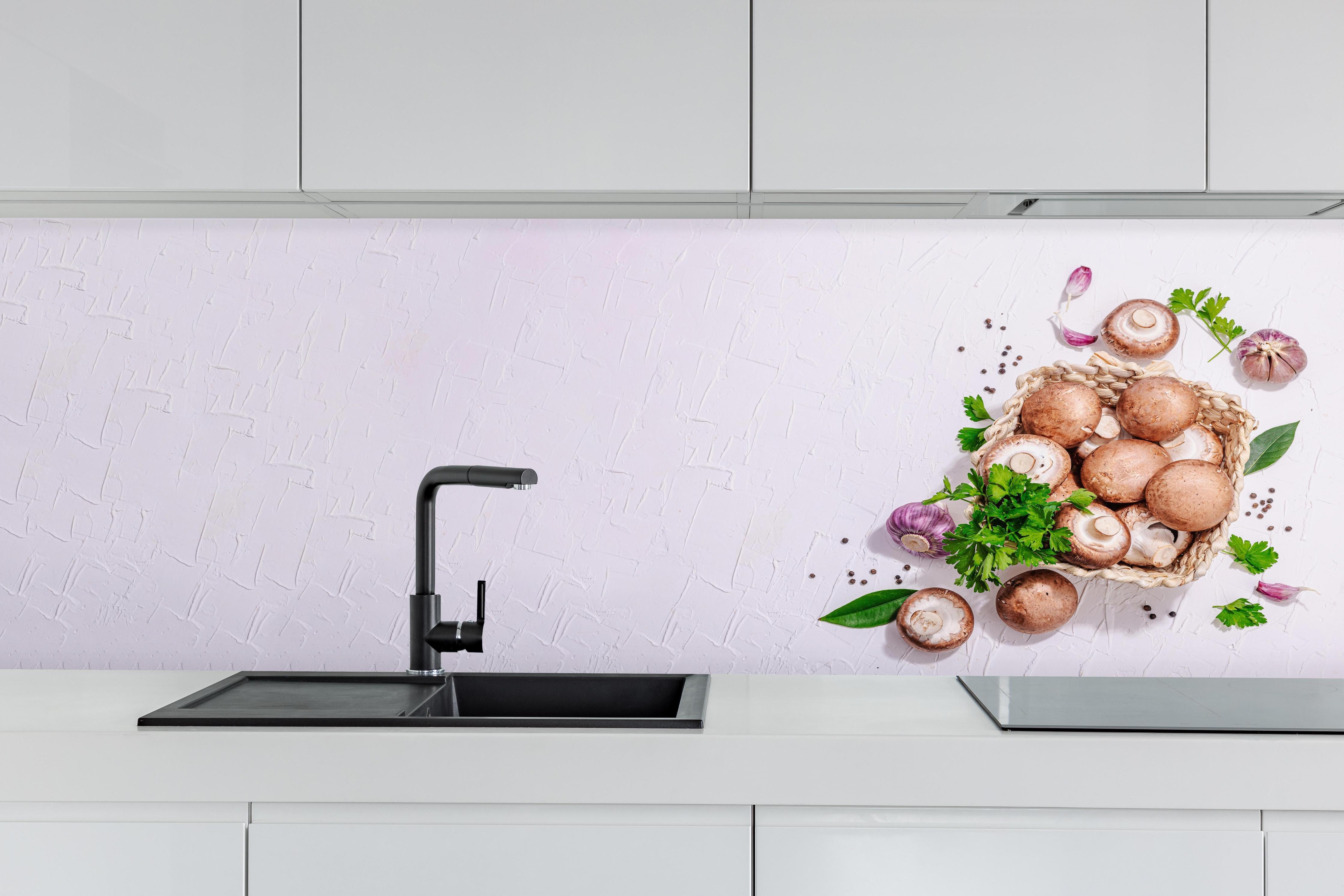 Küche - Weiße Champignon Küchenrückwand hinter weißen Hochglanz-Küchenregalen und schwarzem Wasserhahn