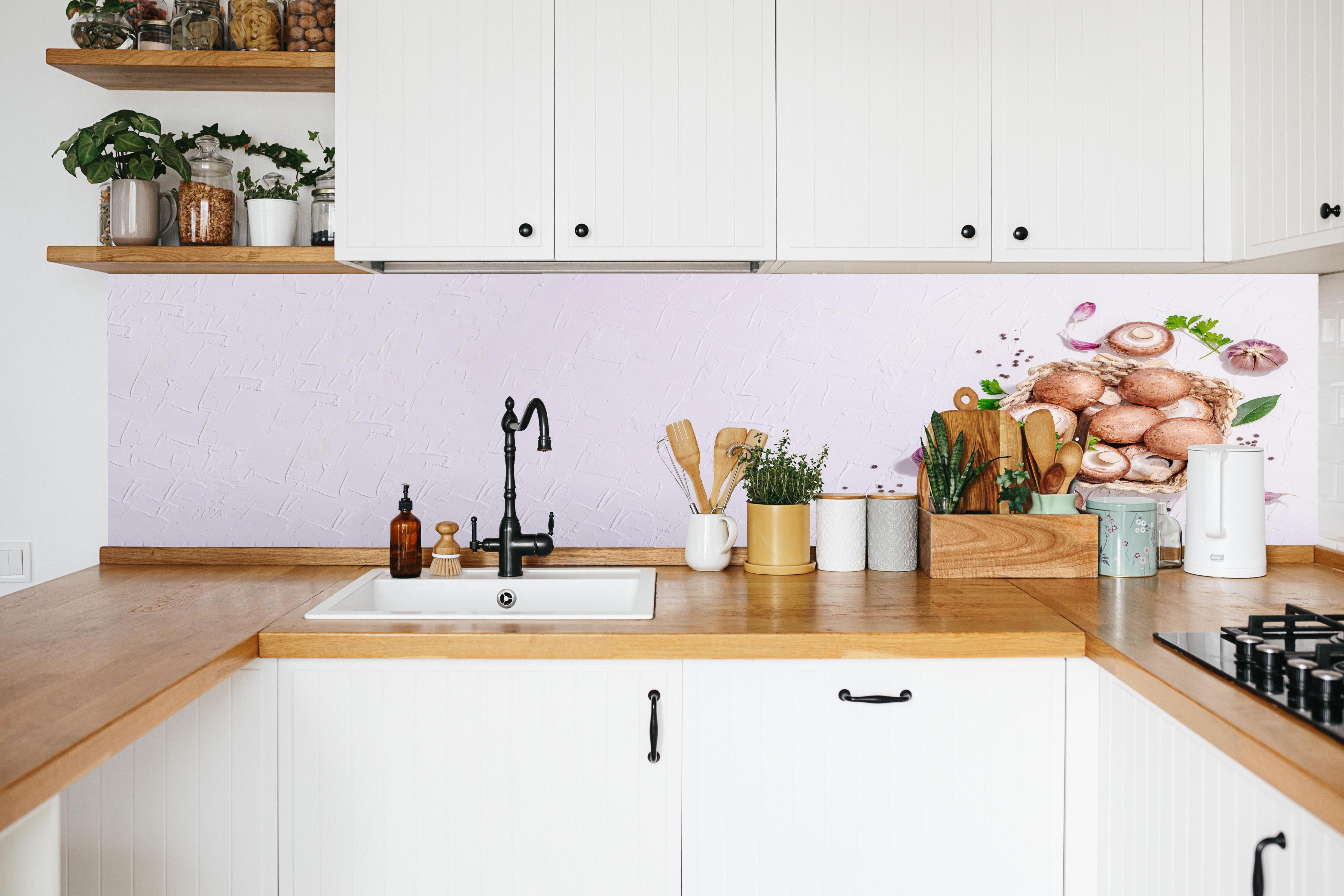 Küche - Weiße Champignon Küchenrückwand in weißer Küche hinter Gewürzen und Kochlöffeln aus Holz