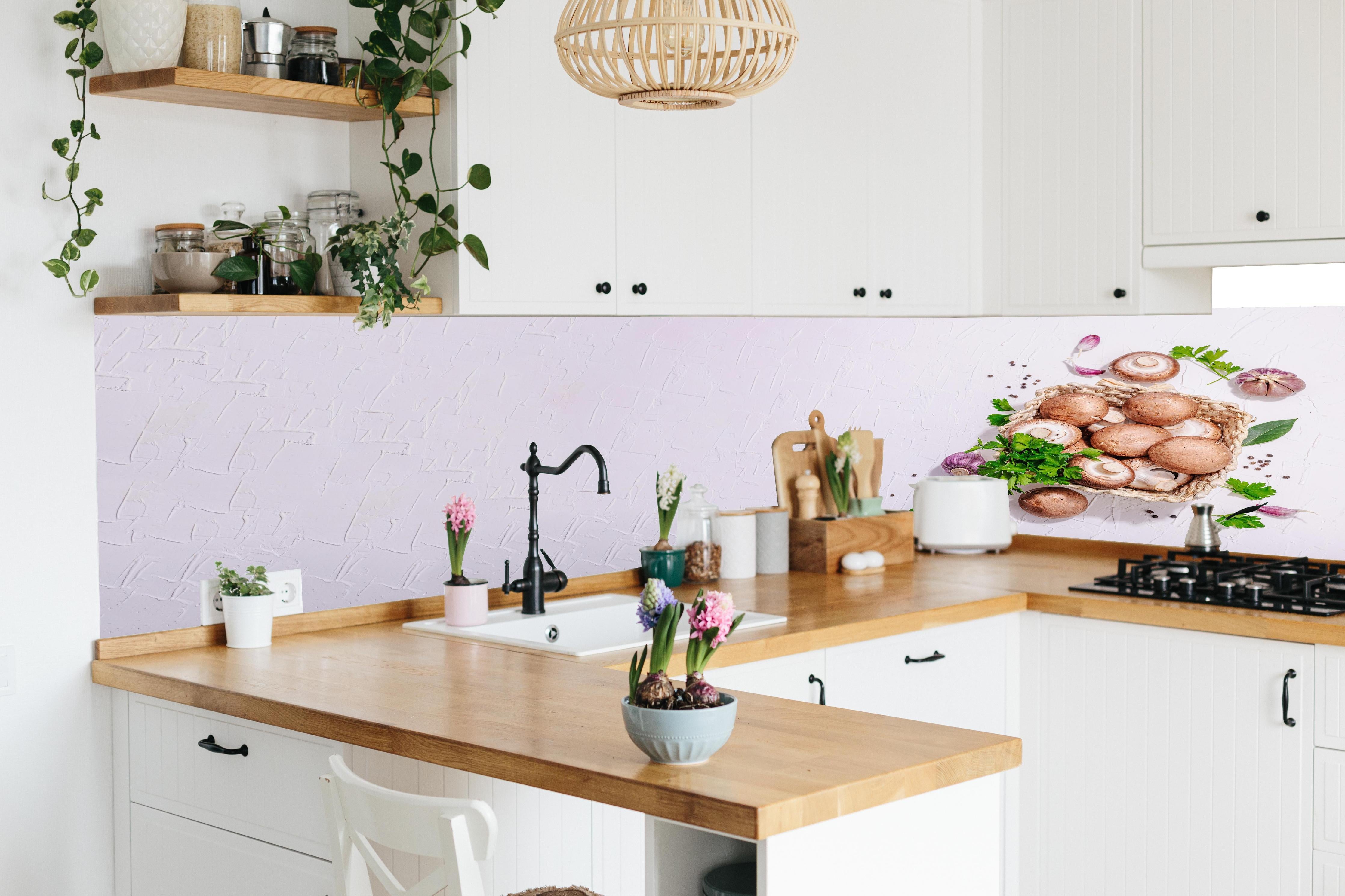 Küche - Weiße Champignon Küchenrückwand in lebendiger Küche mit bunten Blumen