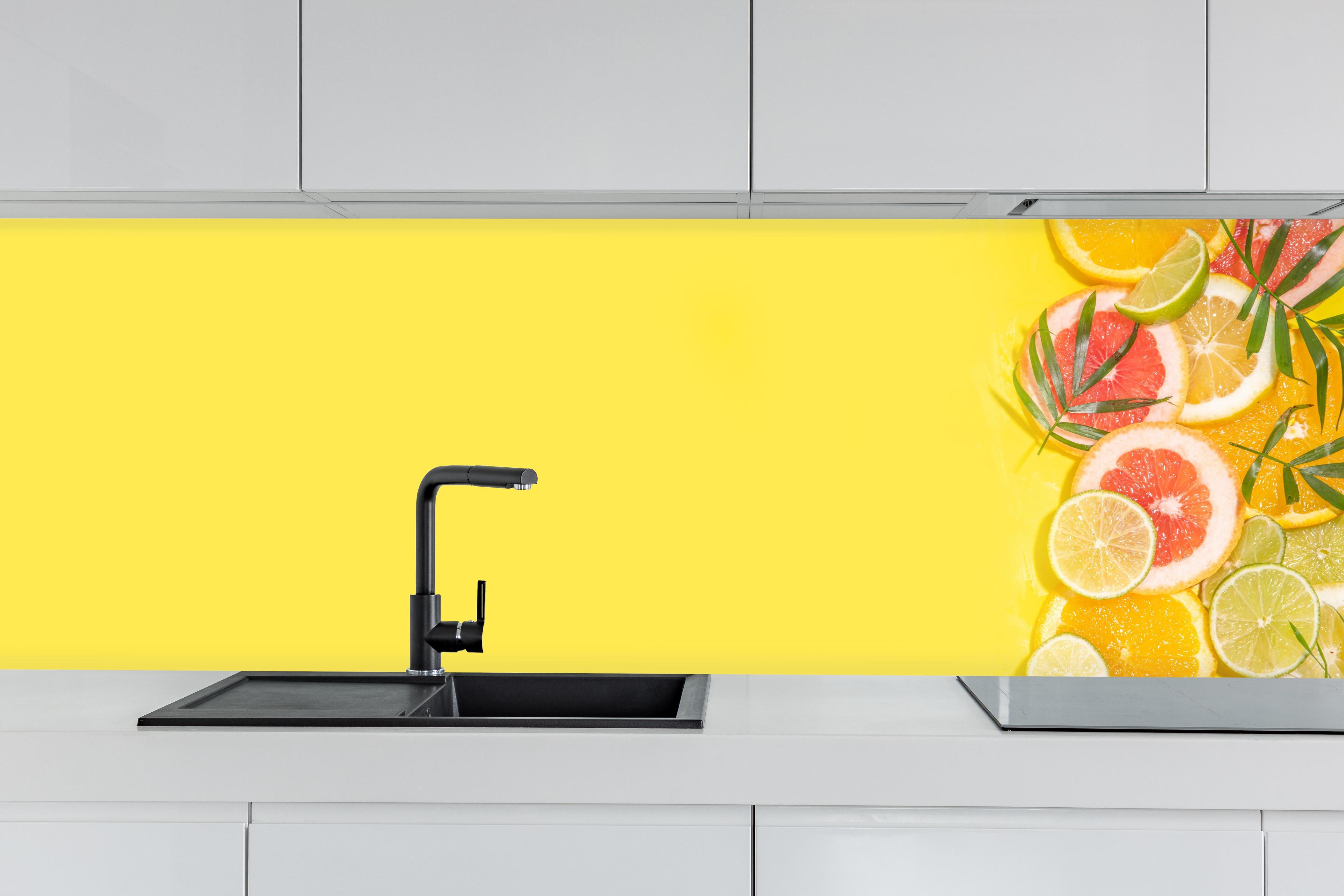 Küche - Zitrus-Küchenrückwand Gelb hinter weißen Hochglanz-Küchenregalen und schwarzem Wasserhahn