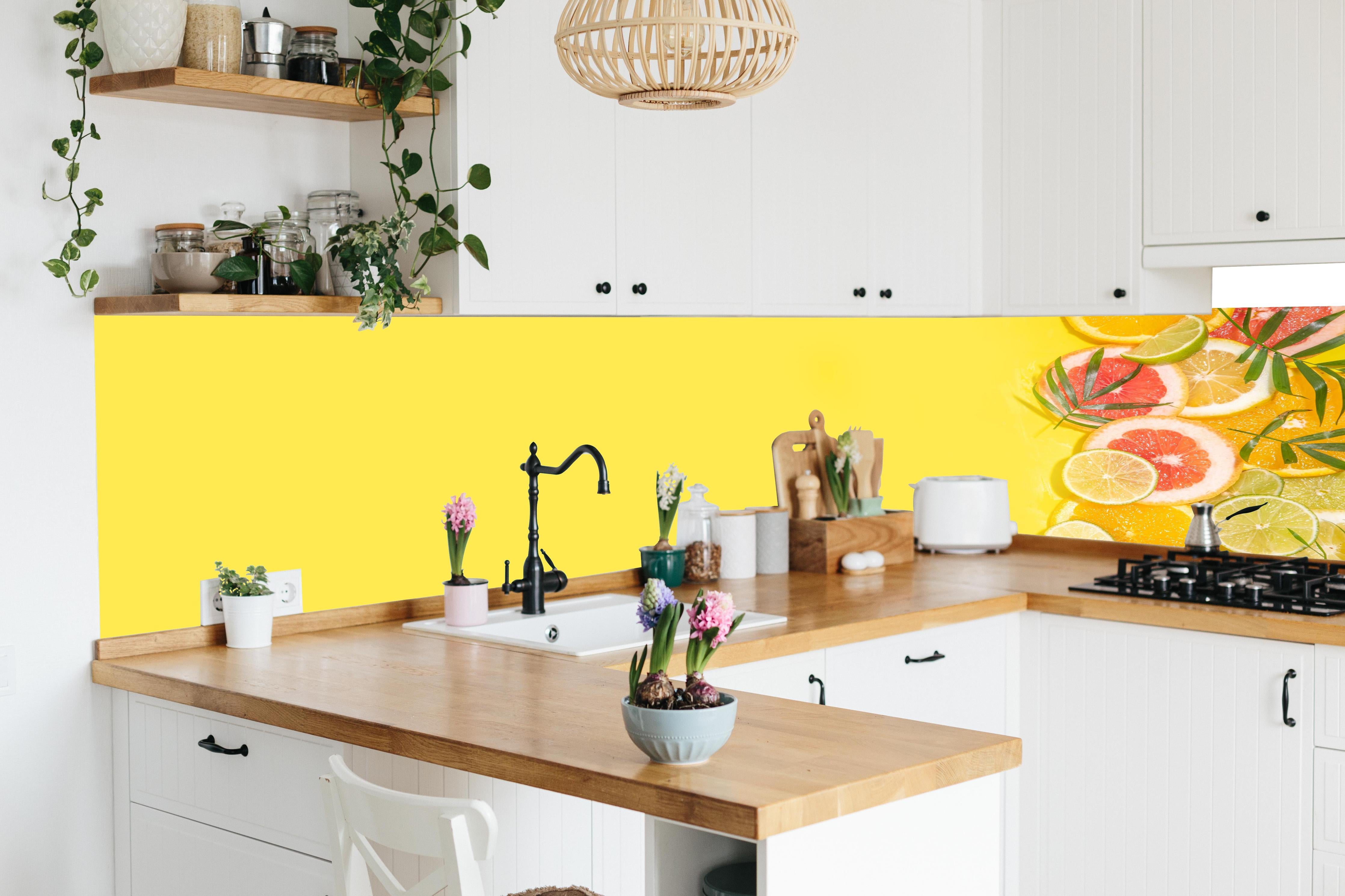 Küche - Zitrus-Küchenrückwand Gelb in lebendiger Küche mit bunten Blumen