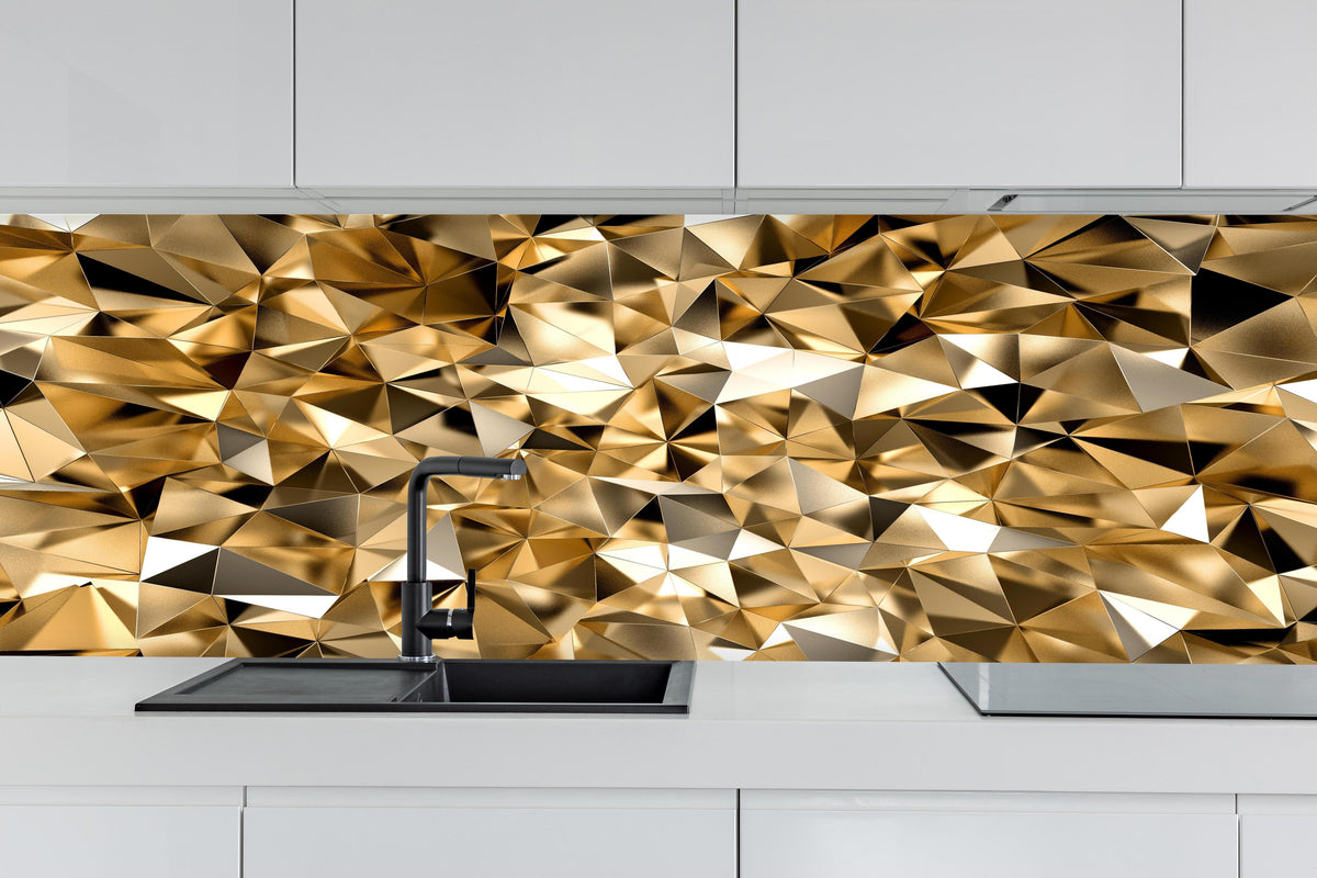 Küche - 3D Goldenes Kristall Design hinter weißen Hochglanz-Küchenregalen und schwarzem Wasserhahn