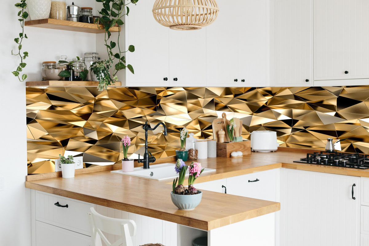 Küche - 3D Goldenes Kristall Design hinter weißen Hochglanz-Küchenregalen und schwarzem Wasserhahn