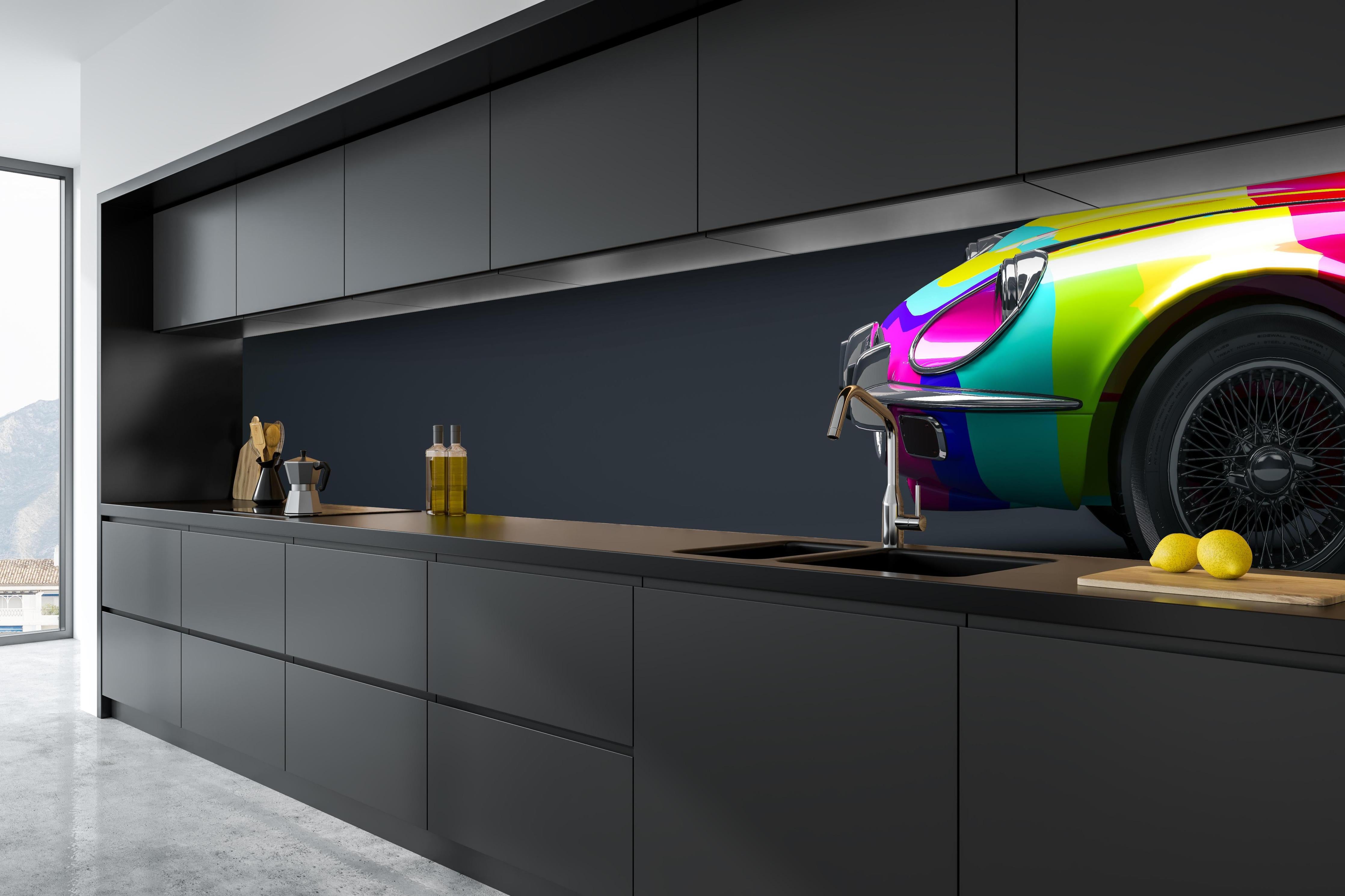 Küche - 3D Illustration Buntes Vintage Auto hinter weißen Hochglanz-Küchenregalen und schwarzem Wasserhahn