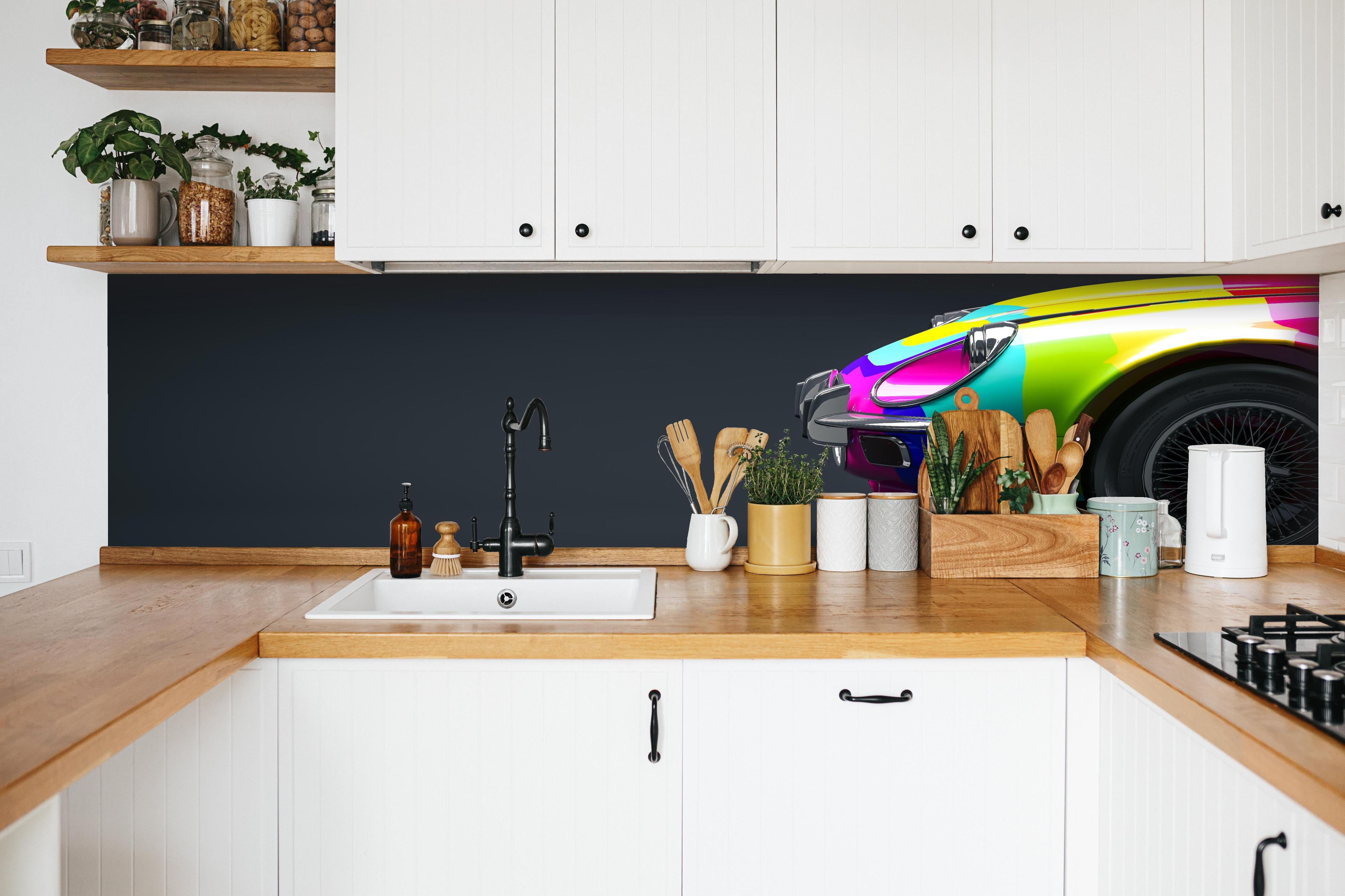 Küche - 3D Illustration Buntes Vintage Auto hinter weißen Hochglanz-Küchenregalen und schwarzem Wasserhahn