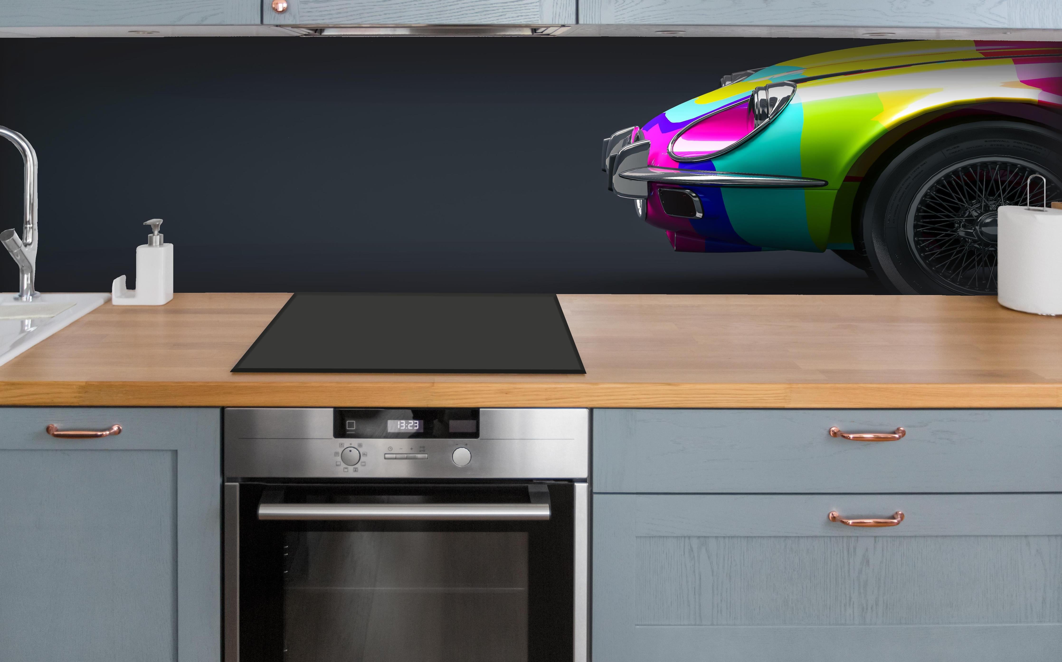 Küche - 3D Illustration Buntes Vintage Auto hinter weißen Hochglanz-Küchenregalen und schwarzem Wasserhahn