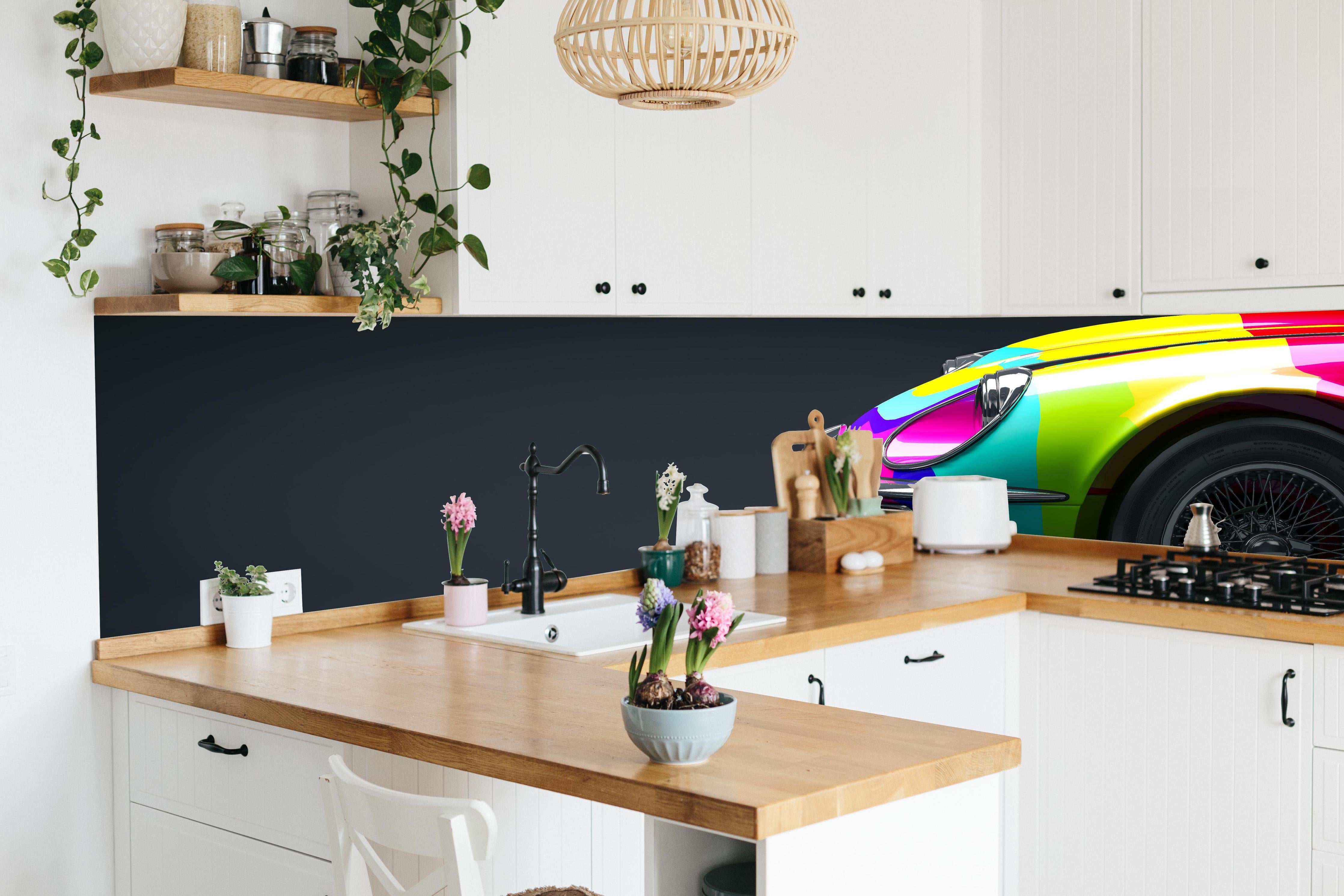 Küche - 3D Illustration Buntes Vintage Auto hinter weißen Hochglanz-Küchenregalen und schwarzem Wasserhahn