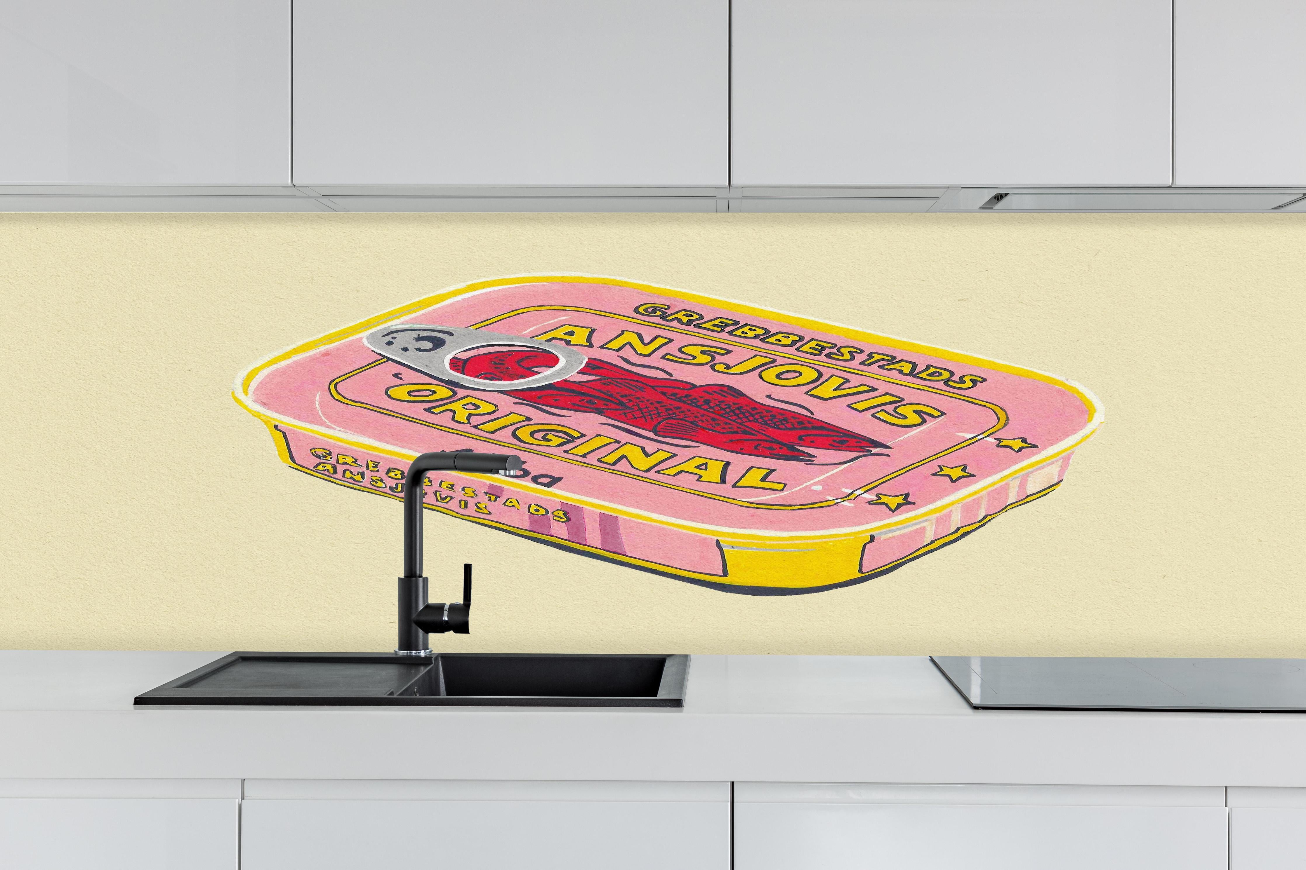 Küche - Abba Ansjovis hinter weißen Hochglanz-Küchenregalen und schwarzem Wasserhahn