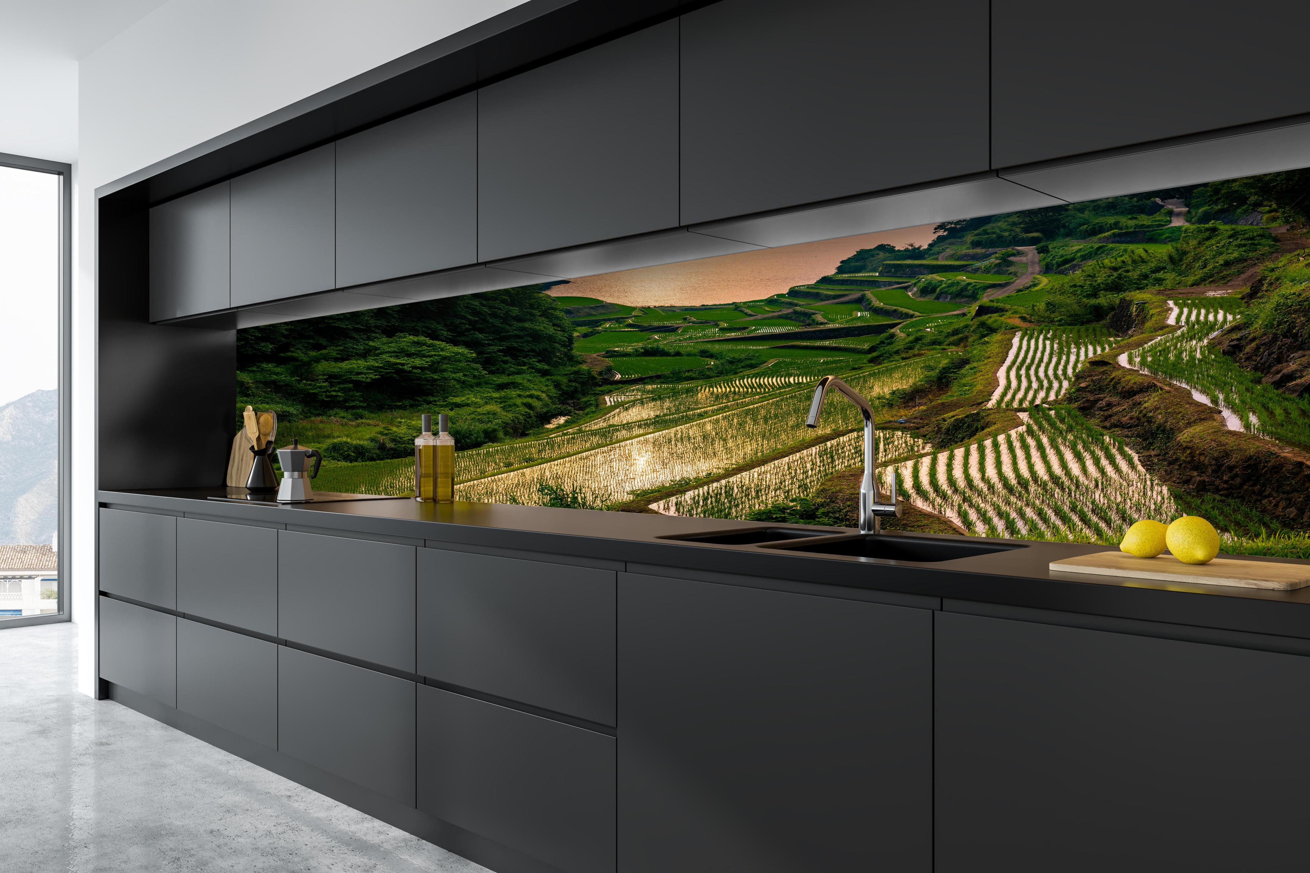 Küche - Abendlicher Blick japanische Berglandschaft hinter weißen Hochglanz-Küchenregalen und schwarzem Wasserhahn