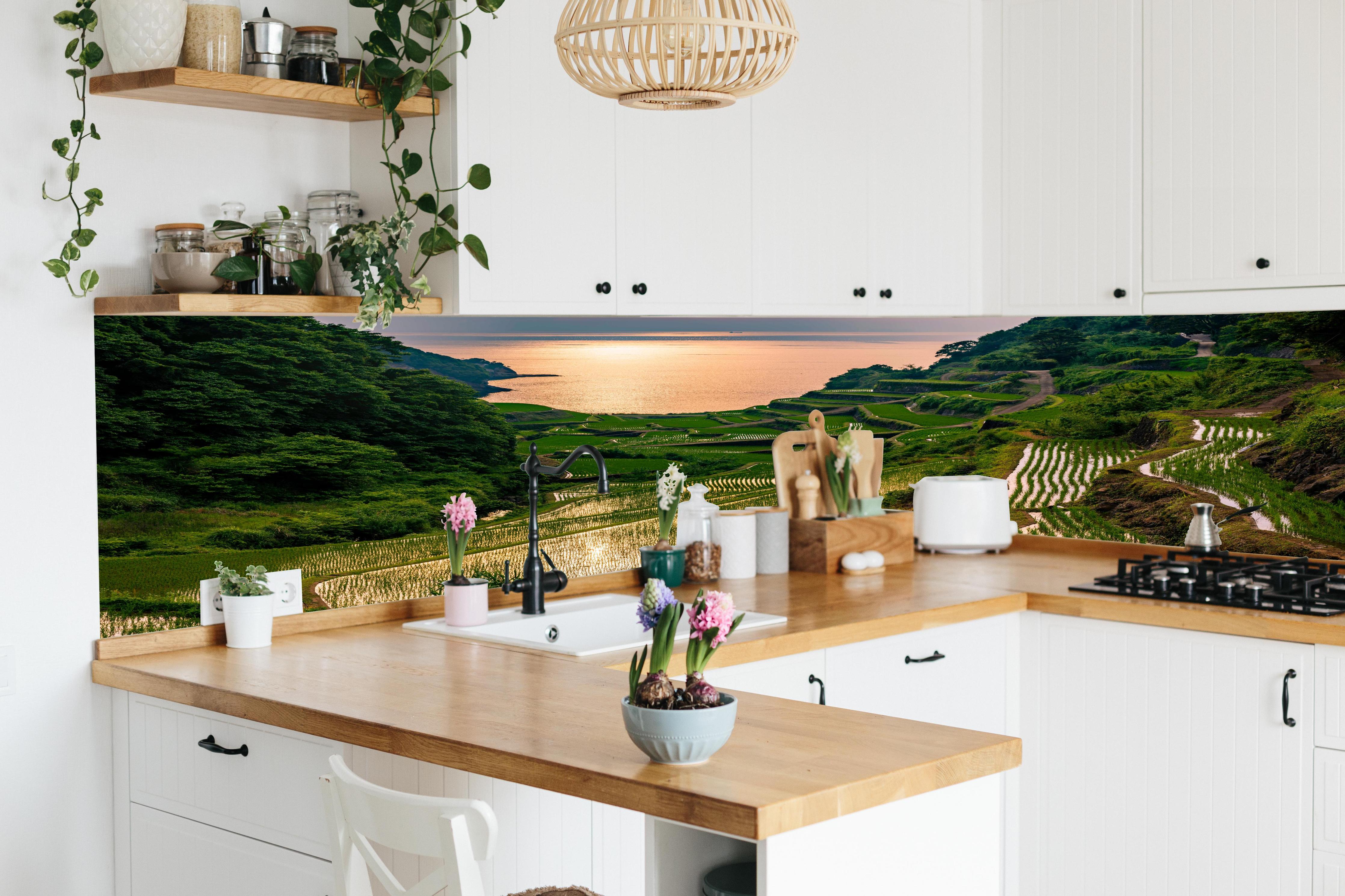 Küche - Abendlicher Blick japanische Berglandschaft hinter weißen Hochglanz-Küchenregalen und schwarzem Wasserhahn