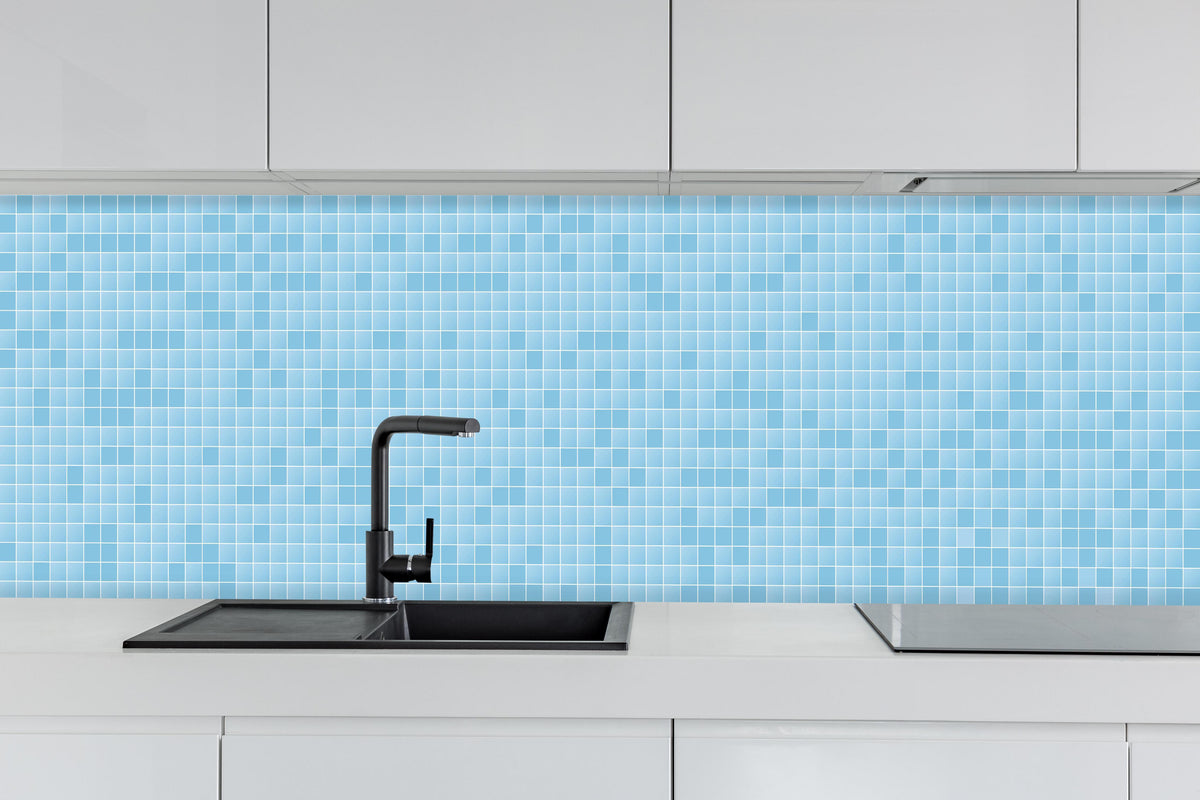 Küche - Abstrakt Blaue Muster Textur Wallpaper hinter weißen Hochglanz-Küchenregalen und schwarzem Wasserhahn