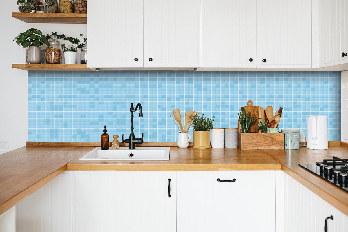 Küche - Abstrakt Blaue Muster Textur Wallpaper hinter weißen Hochglanz-Küchenregalen und schwarzem Wasserhahn