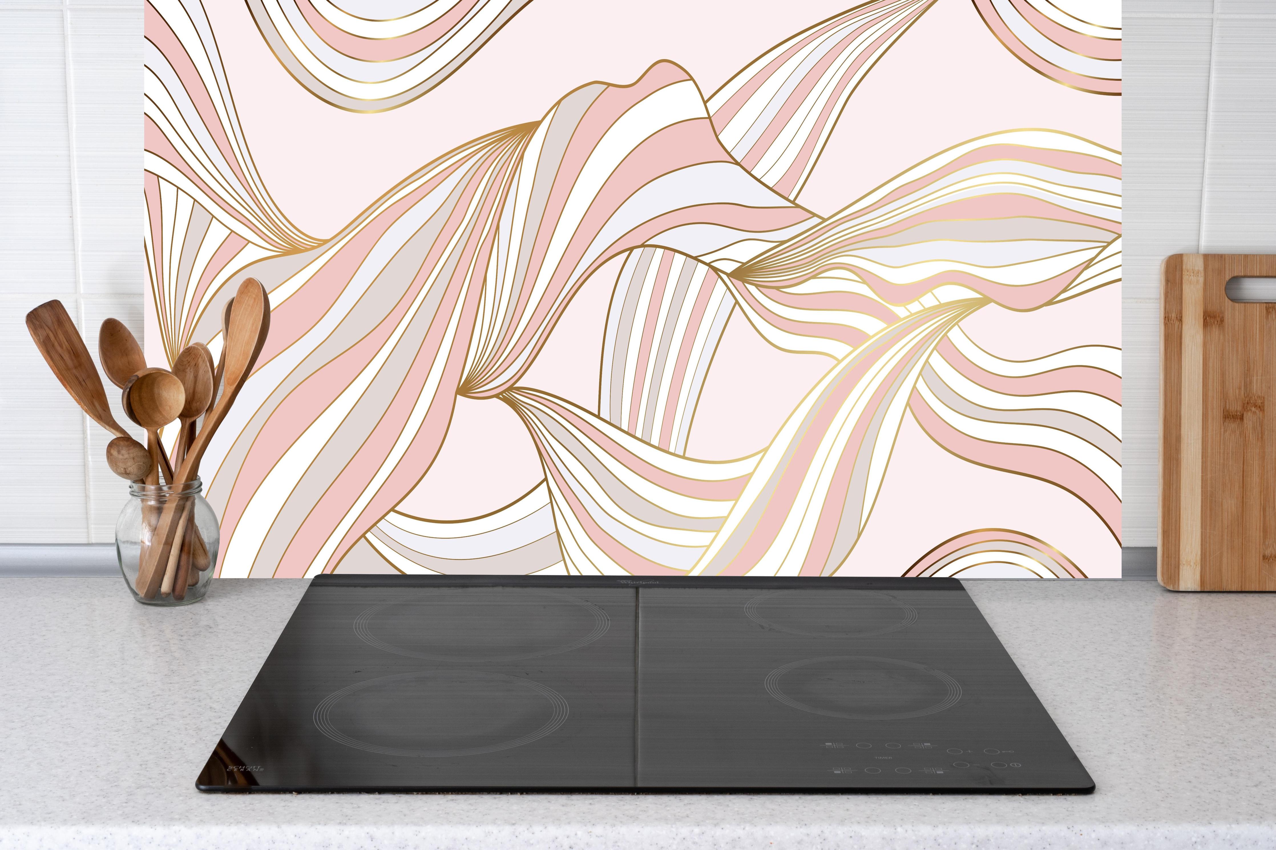 Küche - Abstrakt Wellige Formen in Rosé und Gold hinter weißen Hochglanz-Küchenregalen und schwarzem Wasserhahn