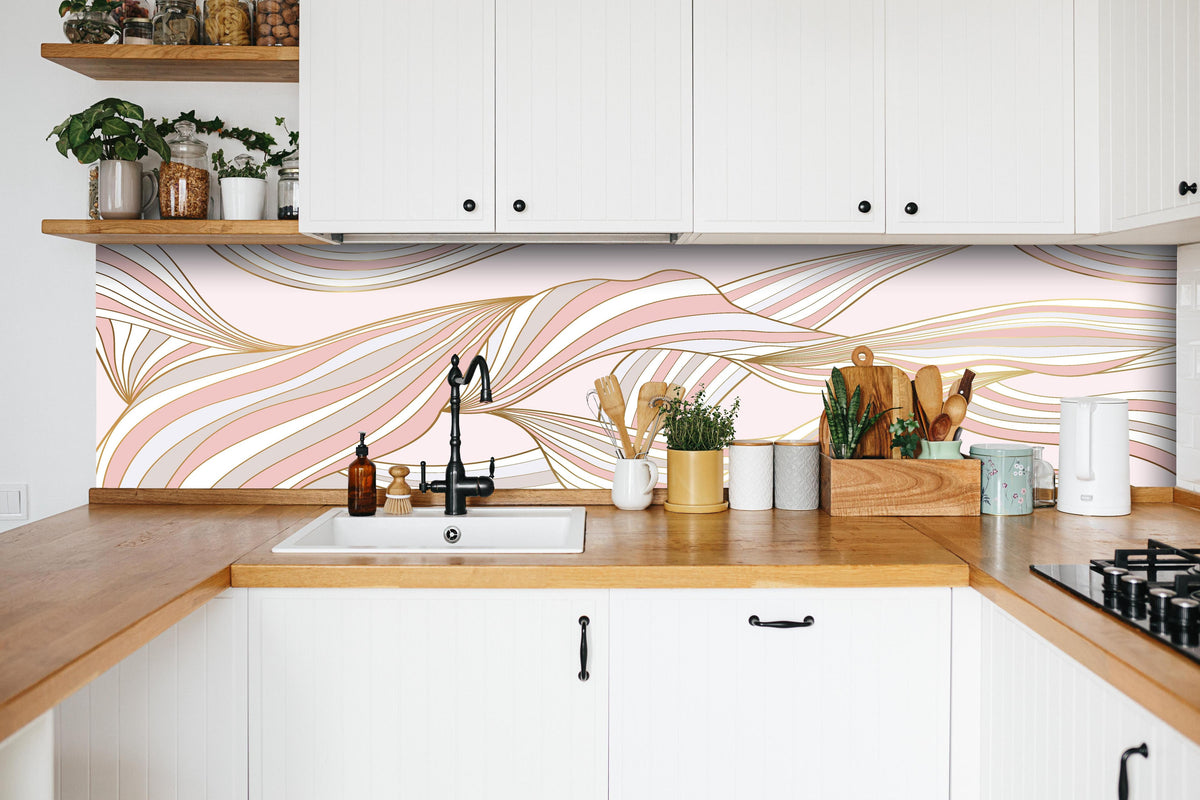 Küche - Abstrakt Wellige Formen in Rosé und Gold hinter weißen Hochglanz-Küchenregalen und schwarzem Wasserhahn