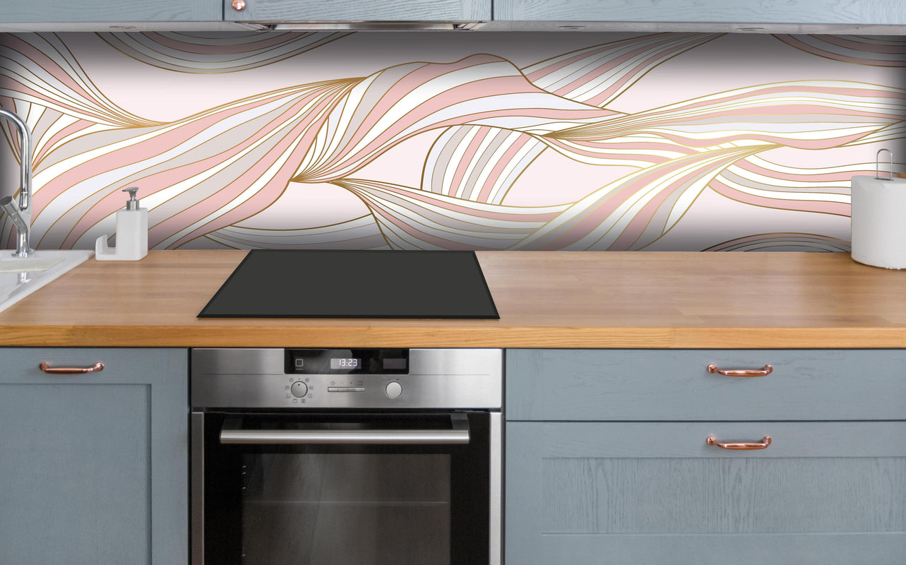 Küche - Abstrakt Wellige Formen in Rosé und Gold hinter weißen Hochglanz-Küchenregalen und schwarzem Wasserhahn