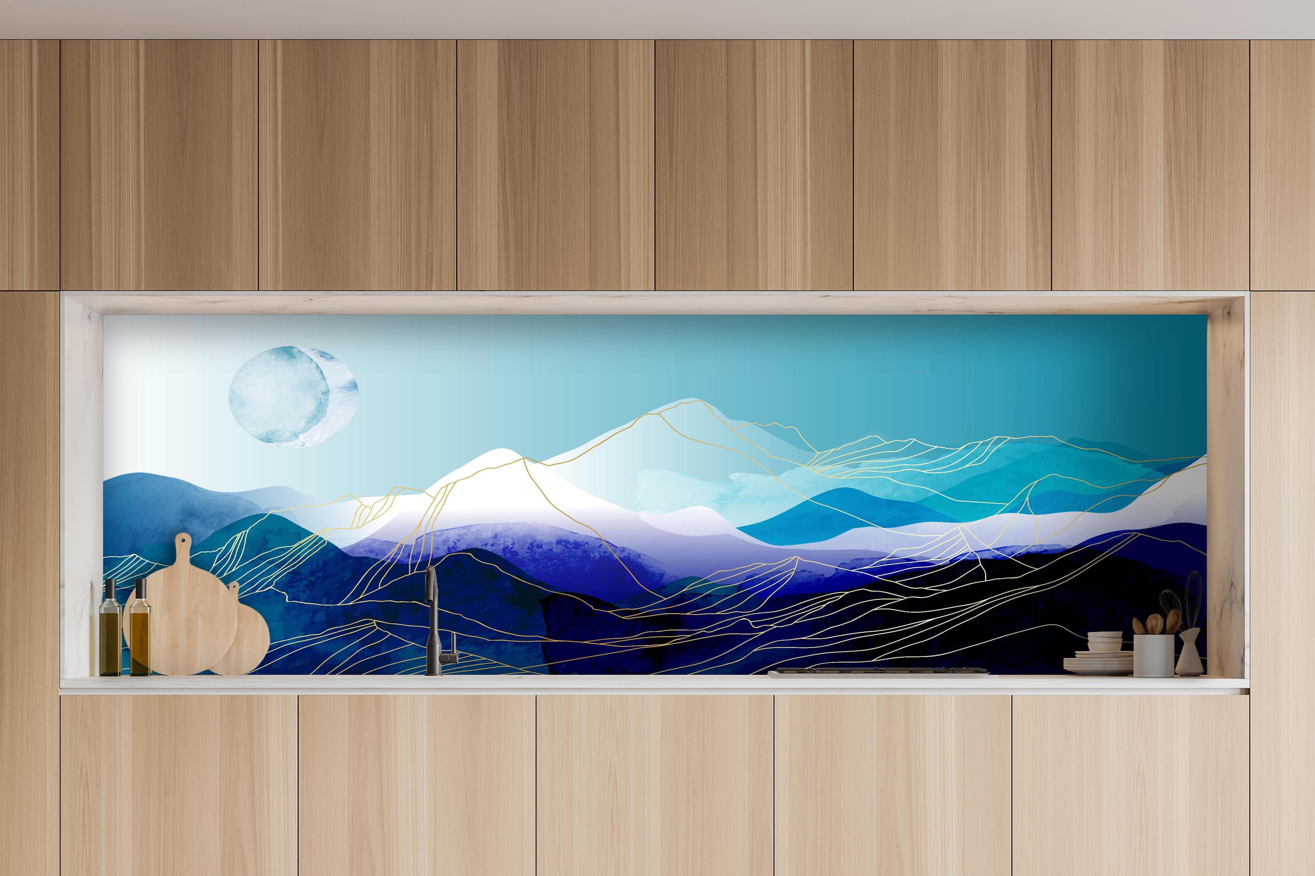 Küche - Abstrakte Aquarell Berge mit Mond hinter weißen Hochglanz-Küchenregalen und schwarzem Wasserhahn
