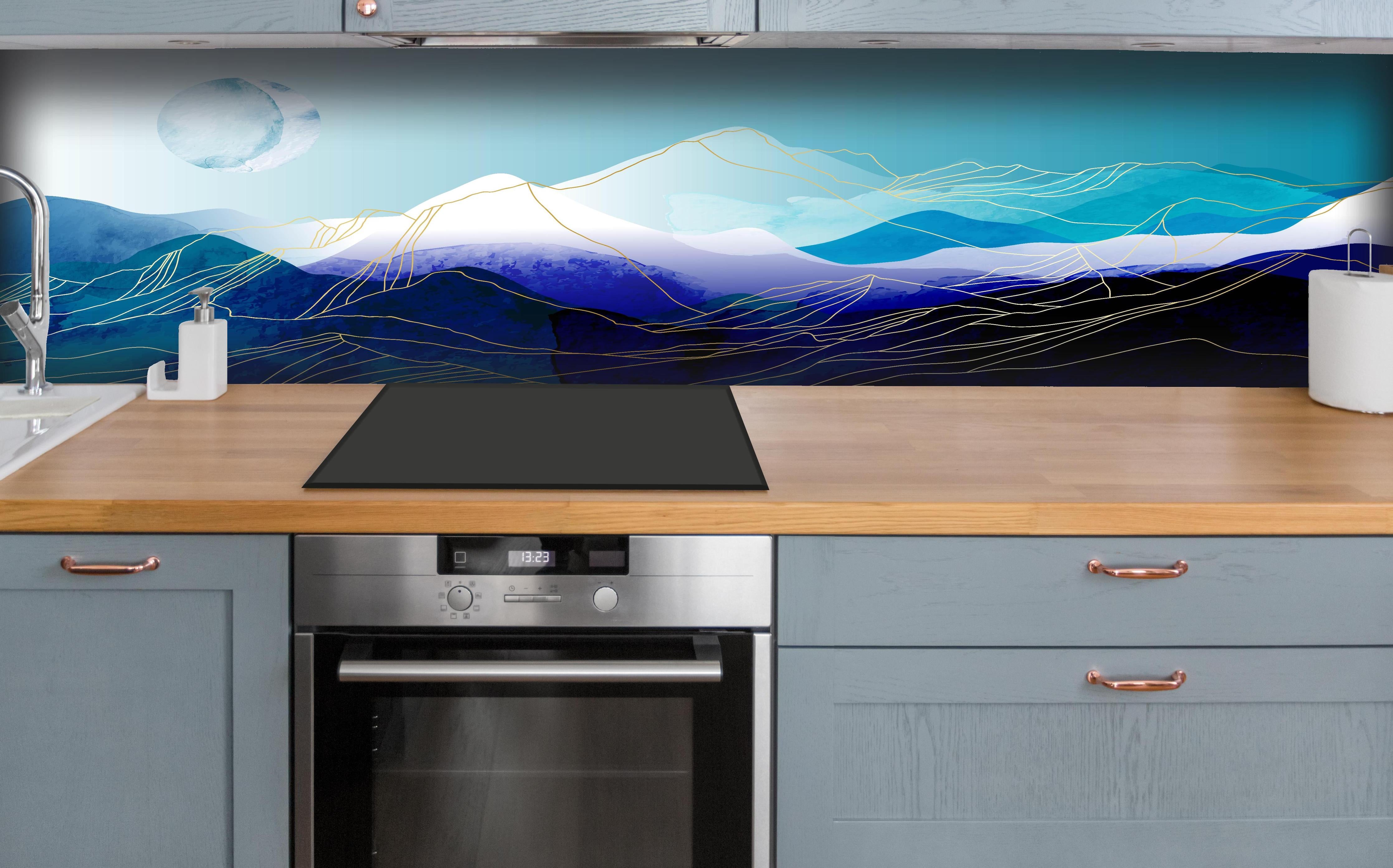 Küche - Abstrakte Aquarell Berge mit Mond hinter weißen Hochglanz-Küchenregalen und schwarzem Wasserhahn