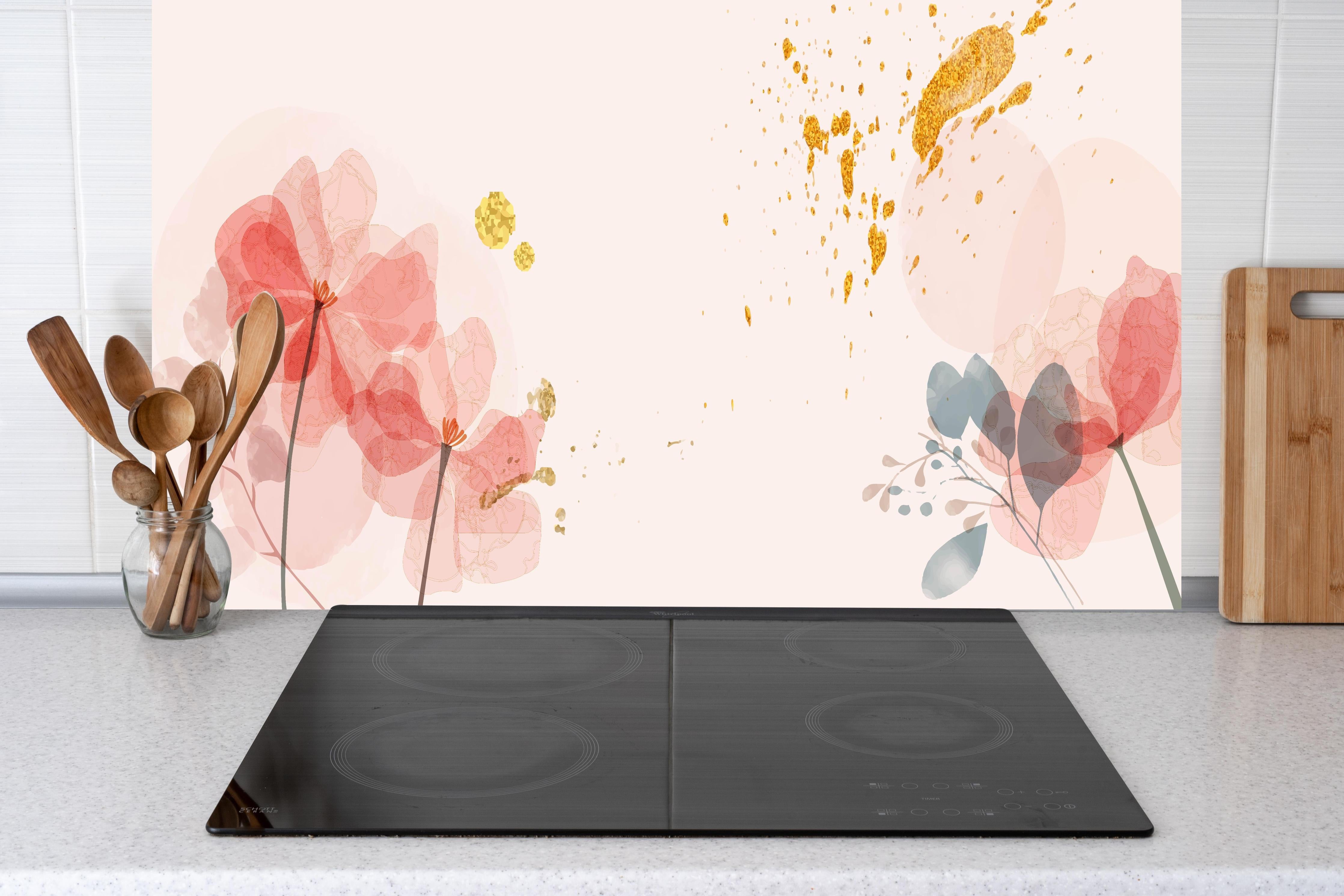 Küche - Abstrakte Aquarell Blütenillustration hinter weißen Hochglanz-Küchenregalen und schwarzem Wasserhahn