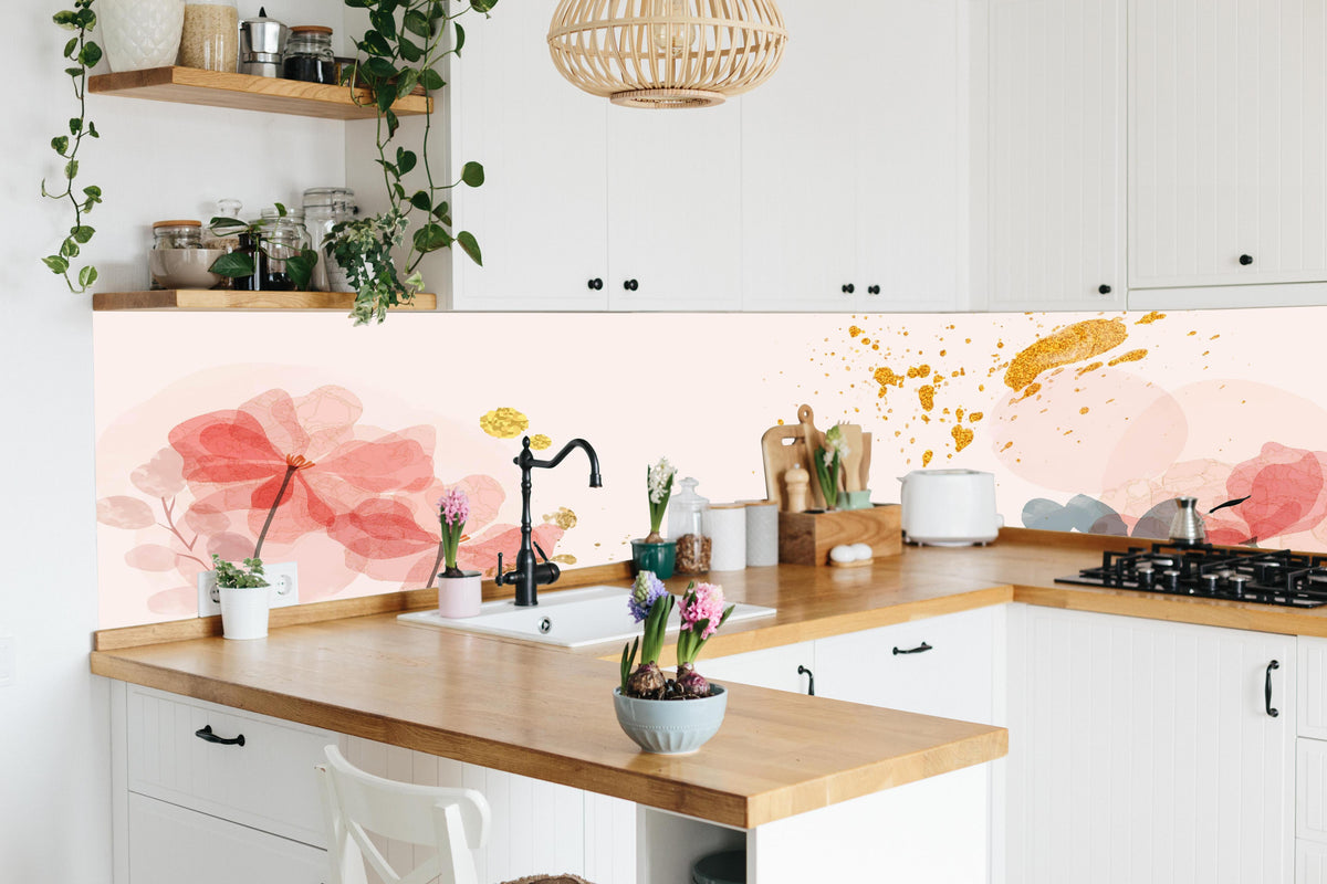 Küche - Abstrakte Aquarell Blütenillustration hinter weißen Hochglanz-Küchenregalen und schwarzem Wasserhahn