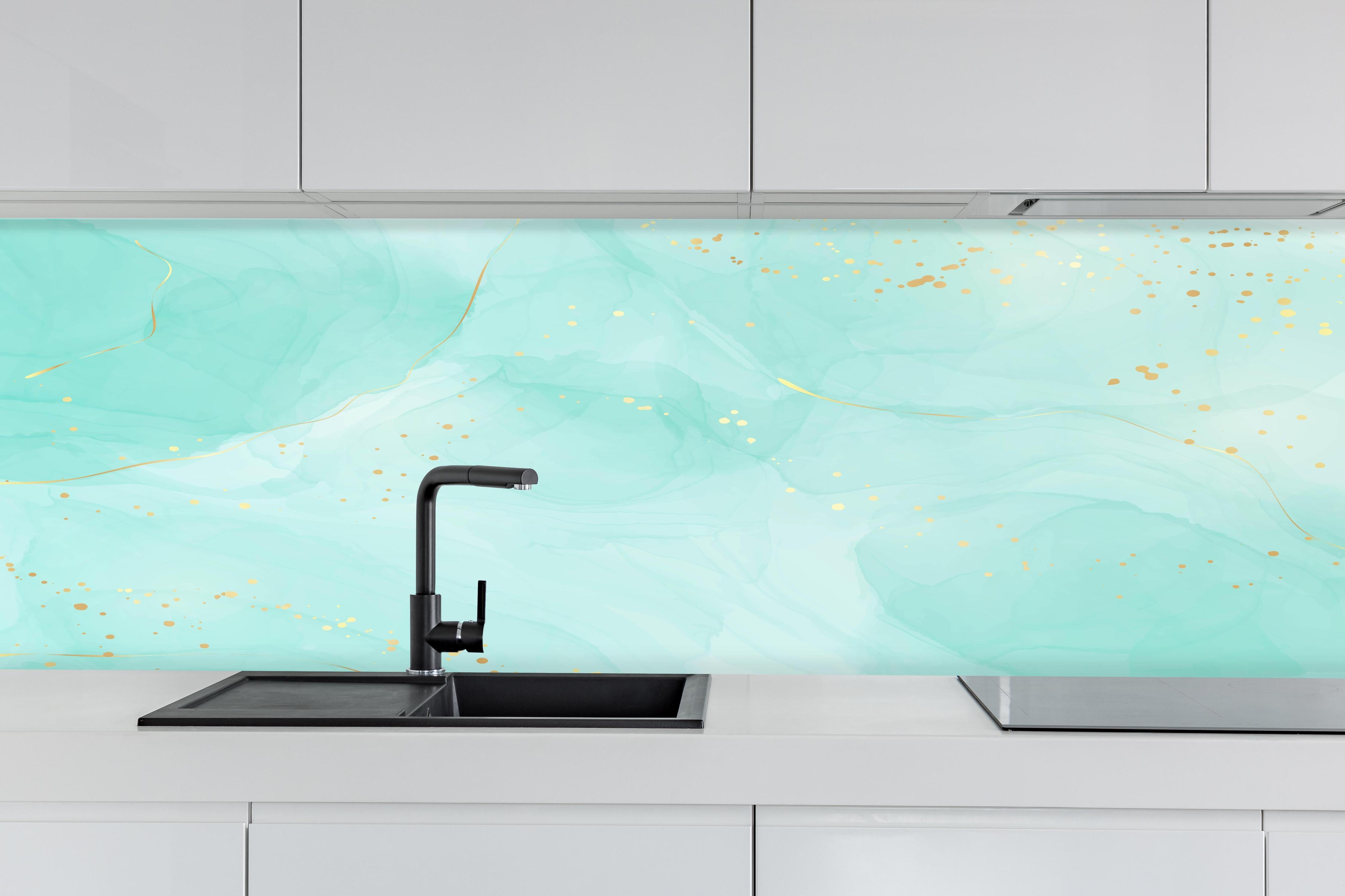 Küche - Abstrakte Aquarell-Kunst in Türkis mit Goldakzenten hinter weißen Hochglanz-Küchenregalen und schwarzem Wasserhahn