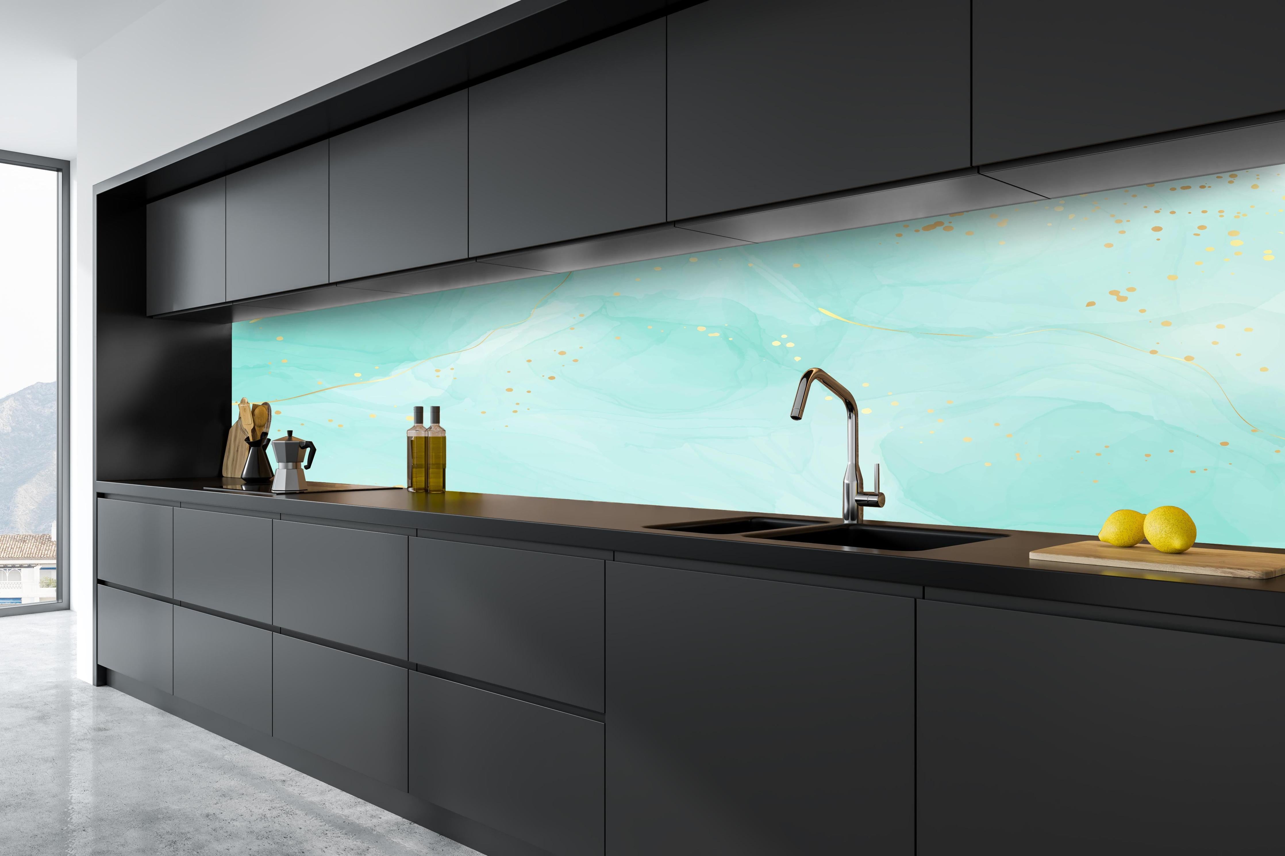 Küche - Abstrakte Aquarell-Kunst in Türkis mit Goldakzenten hinter weißen Hochglanz-Küchenregalen und schwarzem Wasserhahn