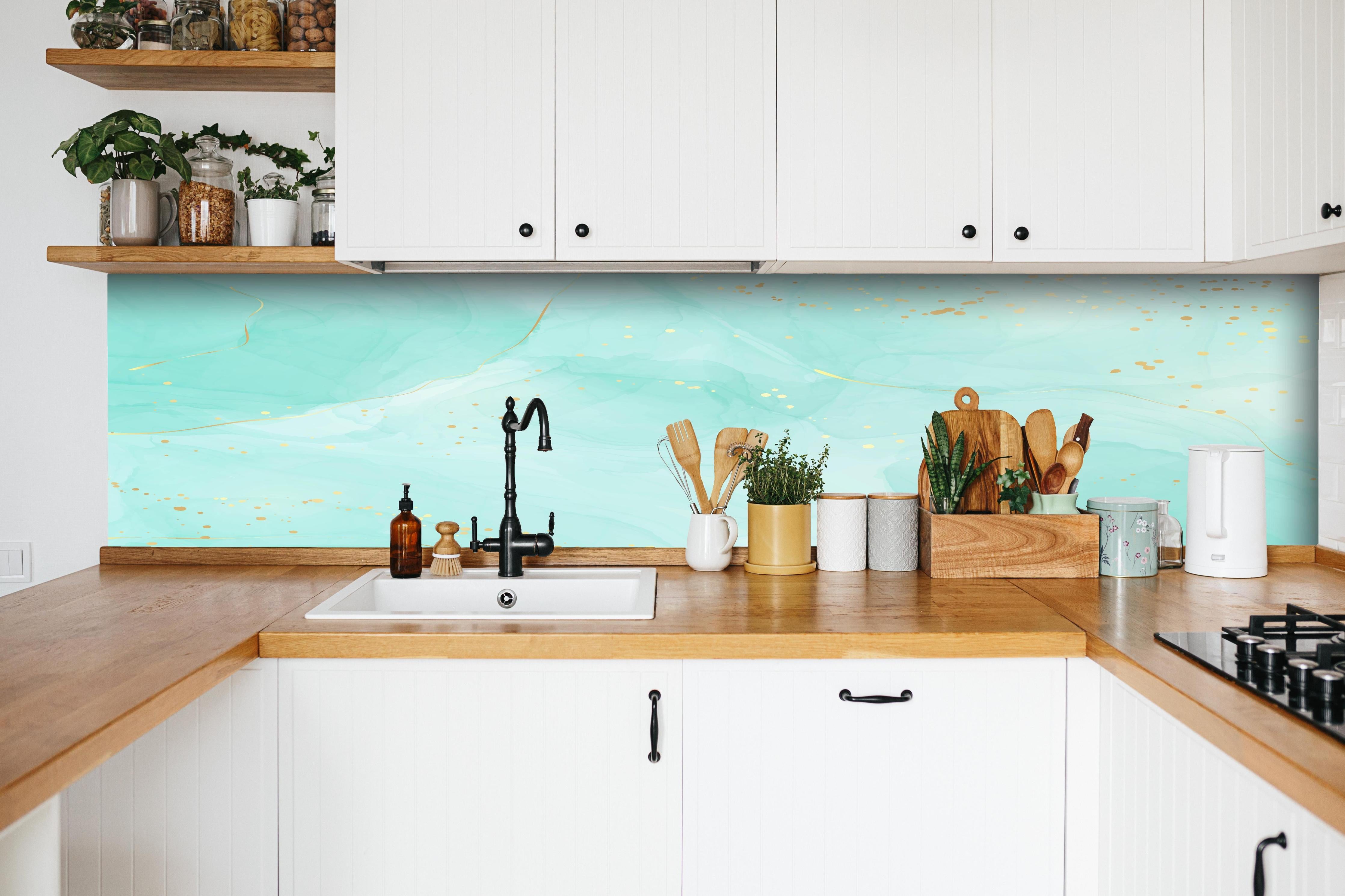 Küche - Abstrakte Aquarell-Kunst in Türkis mit Goldakzenten hinter weißen Hochglanz-Küchenregalen und schwarzem Wasserhahn