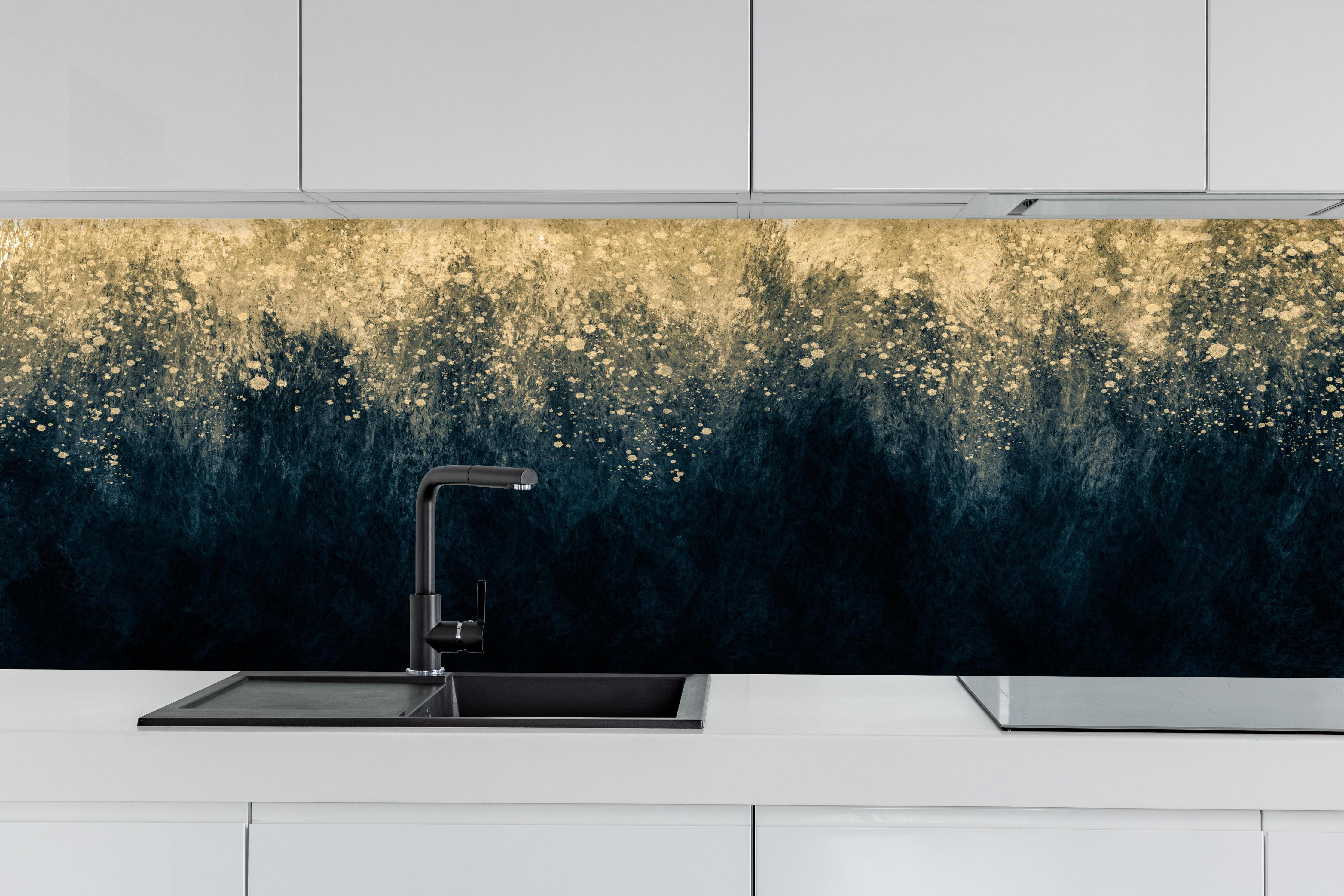 Küche - Abstrakte Aquarellkunst - Vintage hinter weißen Hochglanz-Küchenregalen und schwarzem Wasserhahn