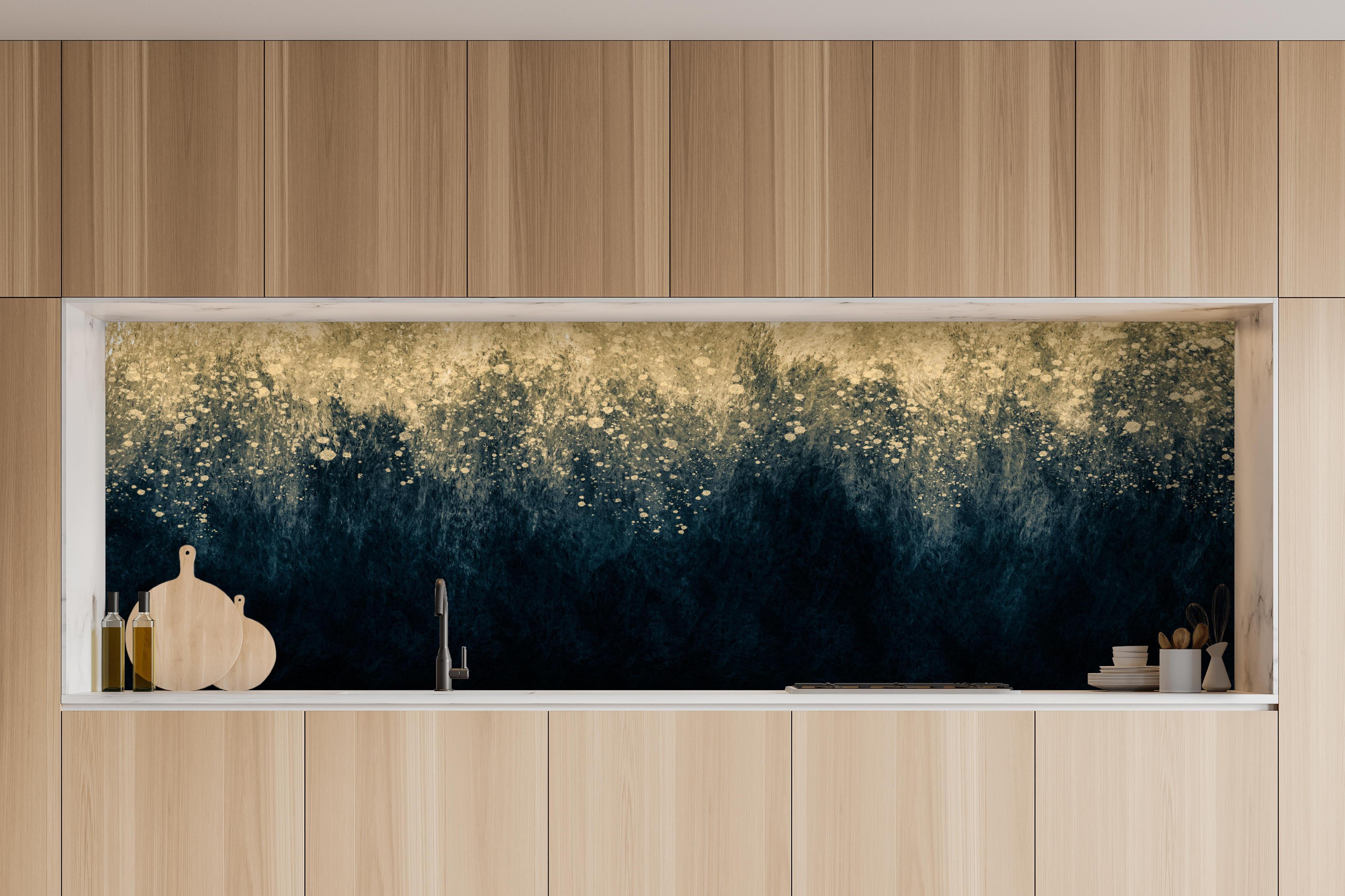 Küche - Abstrakte Aquarellkunst - Vintage hinter weißen Hochglanz-Küchenregalen und schwarzem Wasserhahn