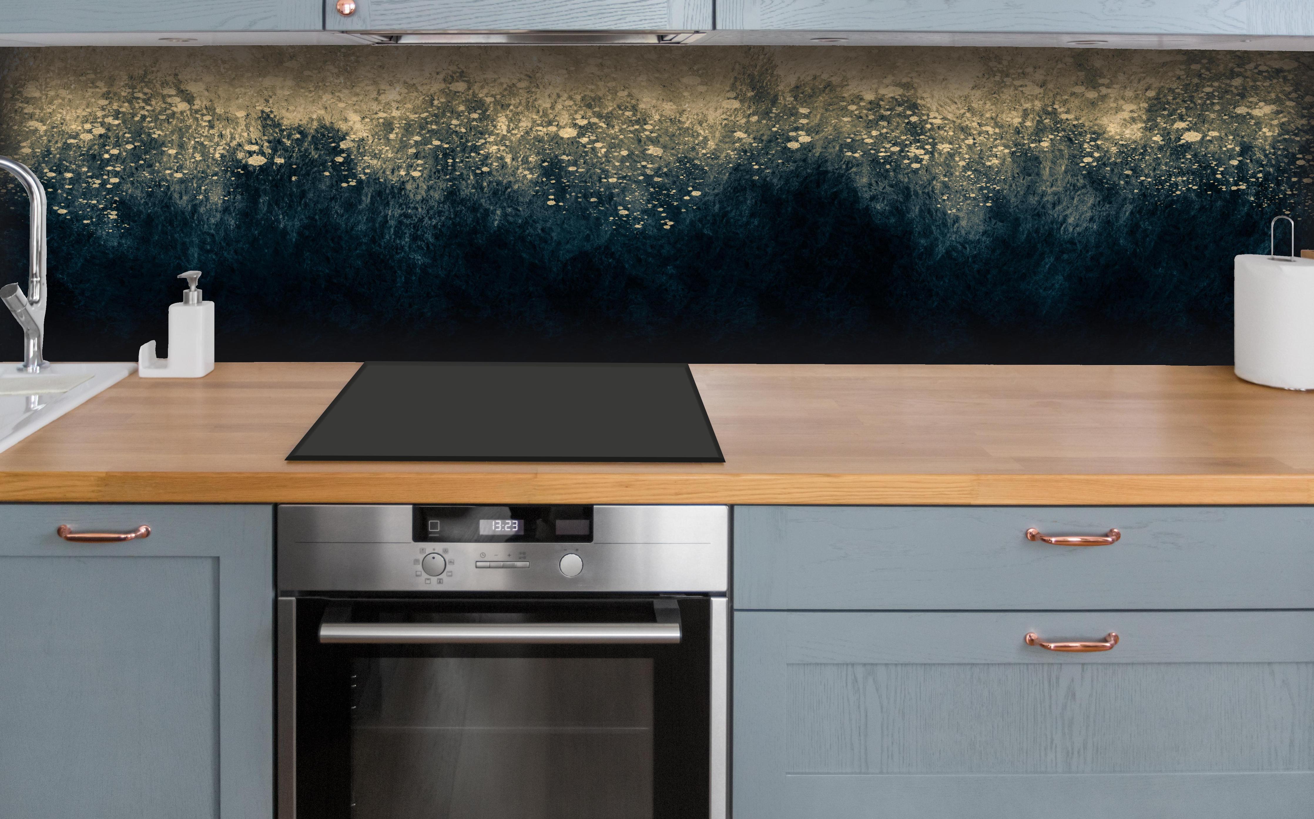 Küche - Abstrakte Aquarellkunst - Vintage hinter weißen Hochglanz-Küchenregalen und schwarzem Wasserhahn