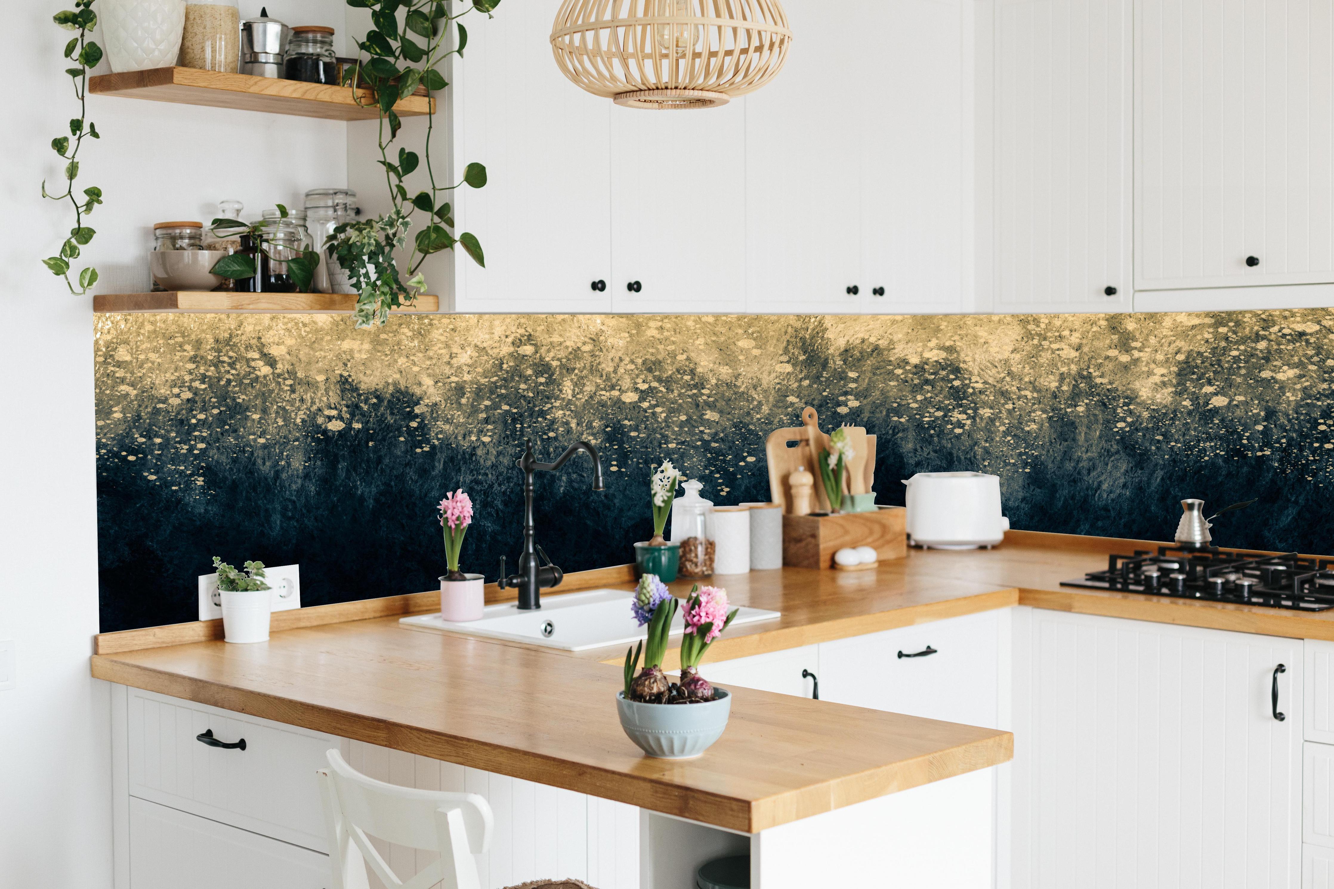 Küche - Abstrakte Aquarellkunst - Vintage hinter weißen Hochglanz-Küchenregalen und schwarzem Wasserhahn