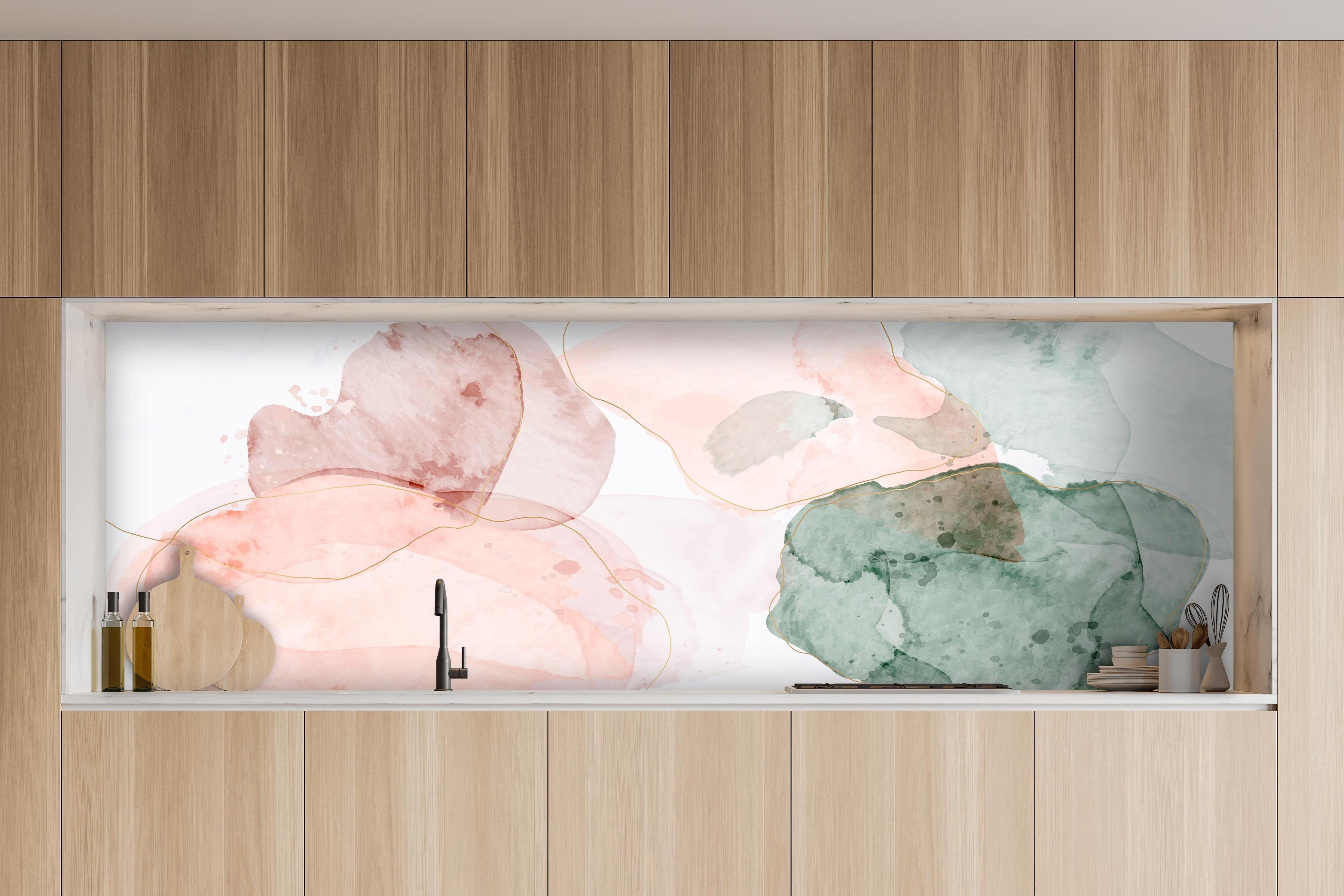 Küche - Abstrakte Aquarellkunst in Pastelltönen hinter weißen Hochglanz-Küchenregalen und schwarzem Wasserhahn