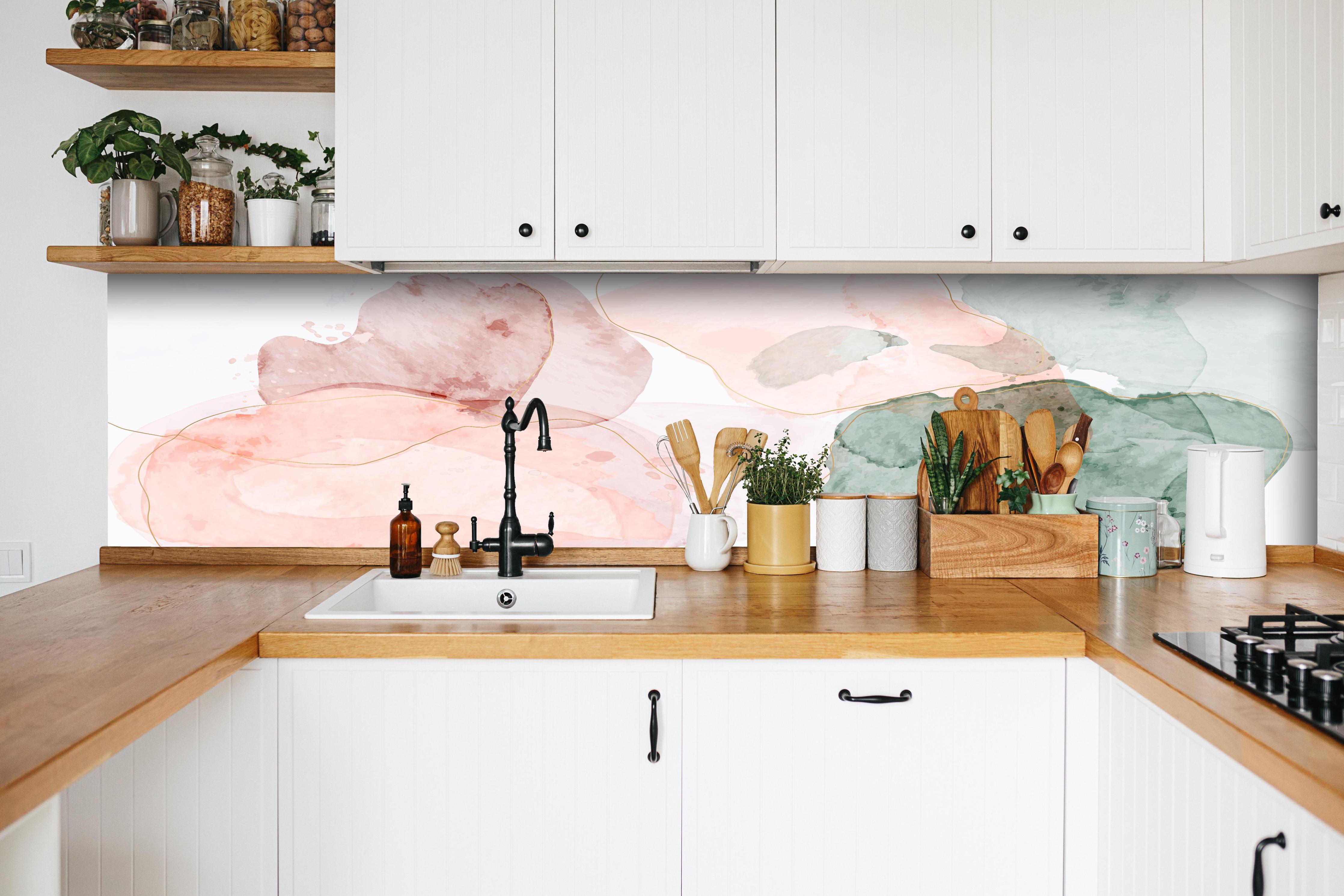 Küche - Abstrakte Aquarellkunst in Pastelltönen hinter weißen Hochglanz-Küchenregalen und schwarzem Wasserhahn